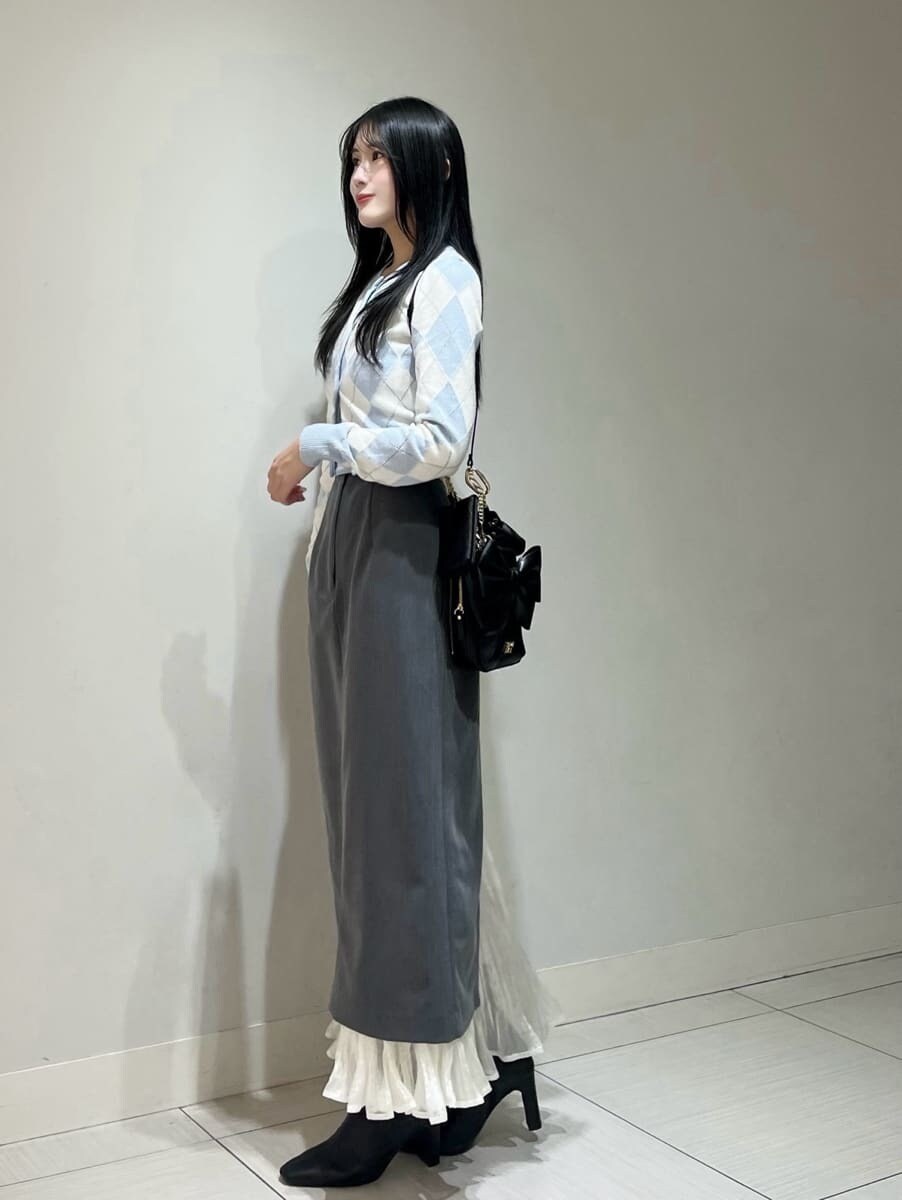 ブラック系のブーツ、グレー系のスカート、ブルー系のニット/セーターを着用したレディースの秋コーディネートの2枚目の写真