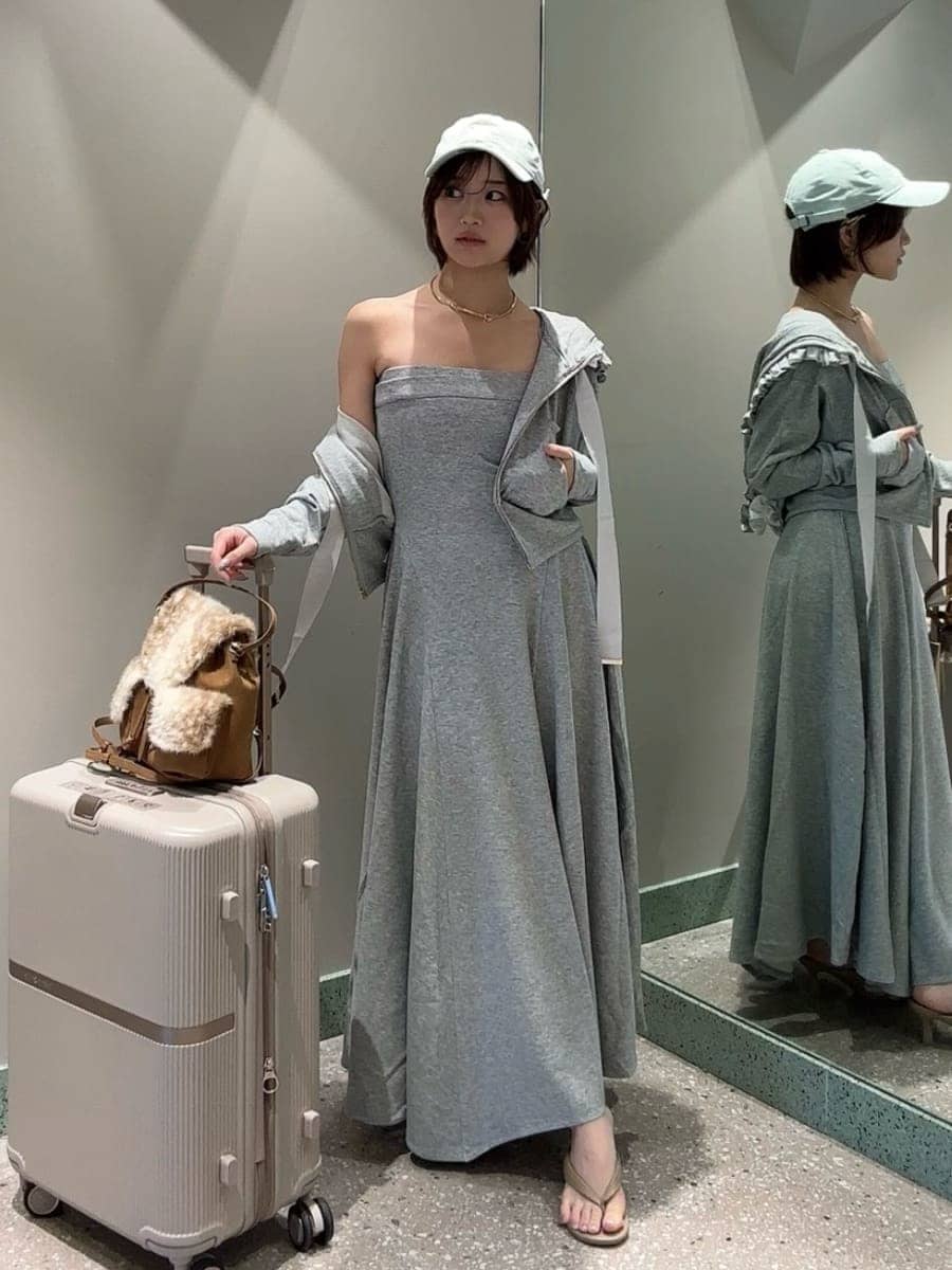 グレー系のワンピース、グレー系のパーカー、その他のバックパック/リュックを着用したレディースの夏コーディネートの2枚目の写真