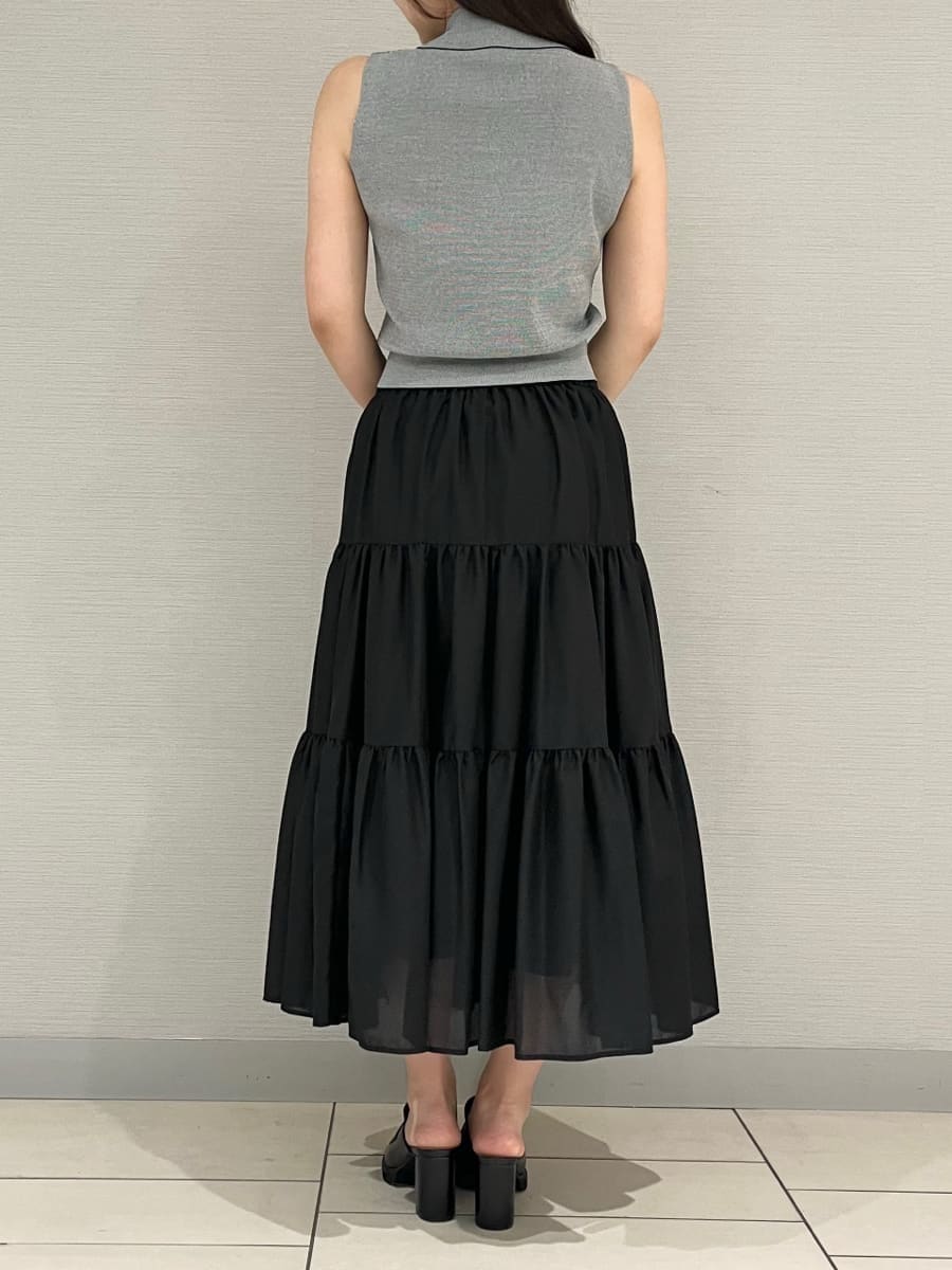 その他のワンピース、ブラック系のローファー、ブラック系のボストンバッグを着用したレディースの夏コーディネートの4枚目の写真