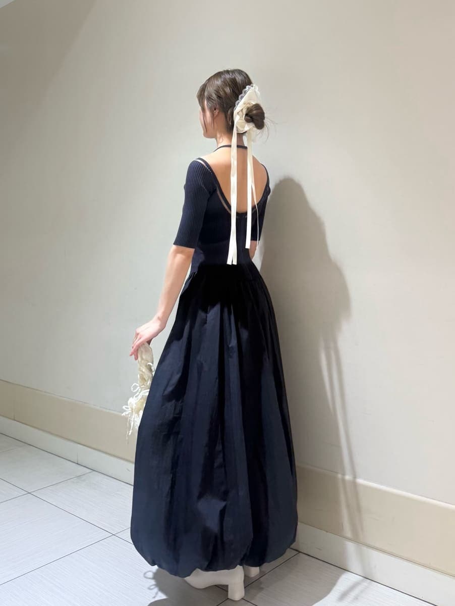 ホワイト系のパンプス、ホワイト系のシュシュを着用したレディースの春コーディネートの2枚目の写真