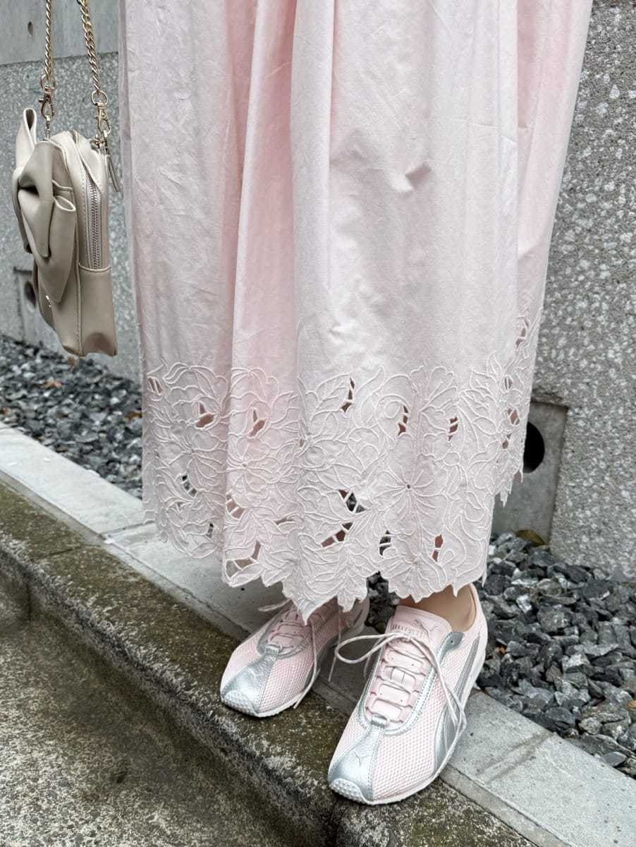 ピンク系のスカート、ピンク系のシャツ/ブラウスを着用したレディースの春コーディネートの2枚目の写真