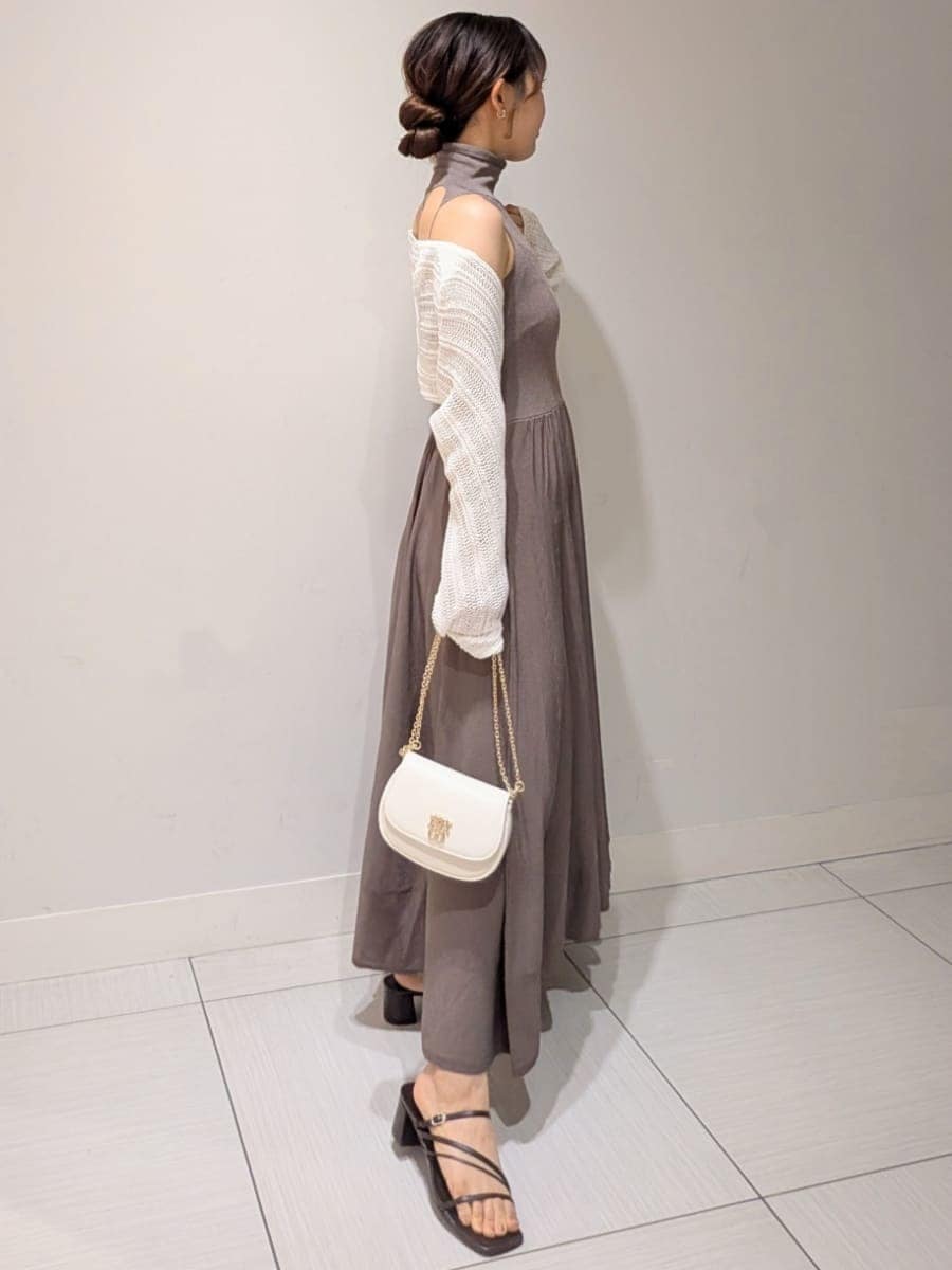 ホワイト系のショルダーバッグ、ホワイト系のカーディガン/ボレロ、ブラウン系のサンダルを着用したレディースの夏コーディネートの2枚目の写真