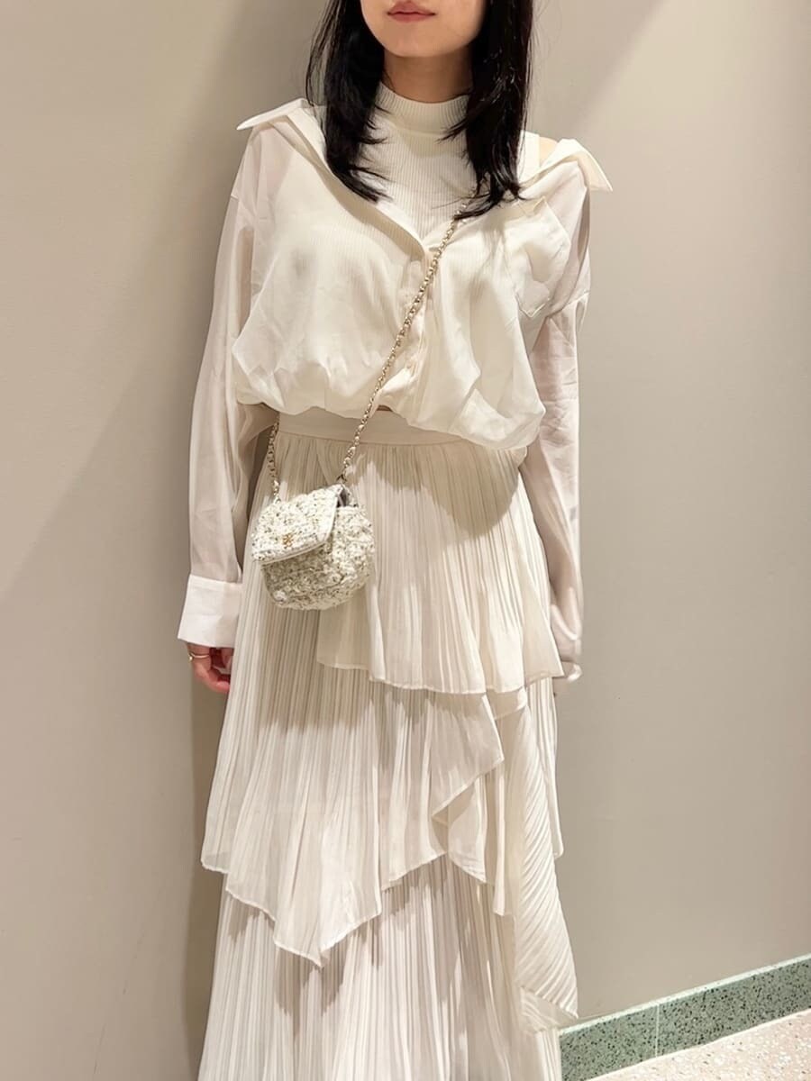 ホワイト系のニット/セーター、ホワイト系のスカート、ホワイト系のショルダーバッグを着用したレディースの秋コーディネートの5枚目の写真