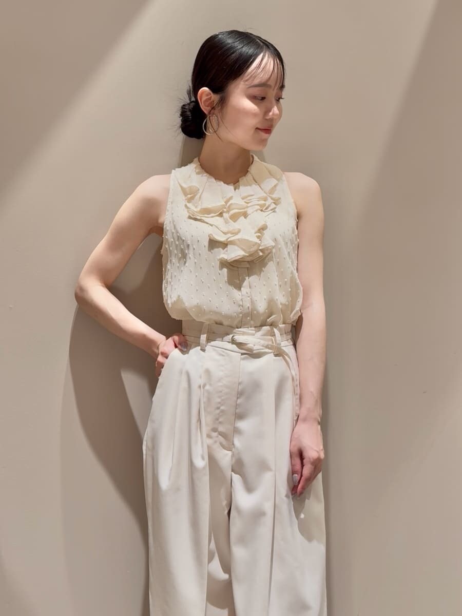 ベージュ系のシャツ/ブラウス、ホワイト系のその他パンツ、ブラック系のサンダルを着用したレディースの夏コーディネートの3枚目の写真