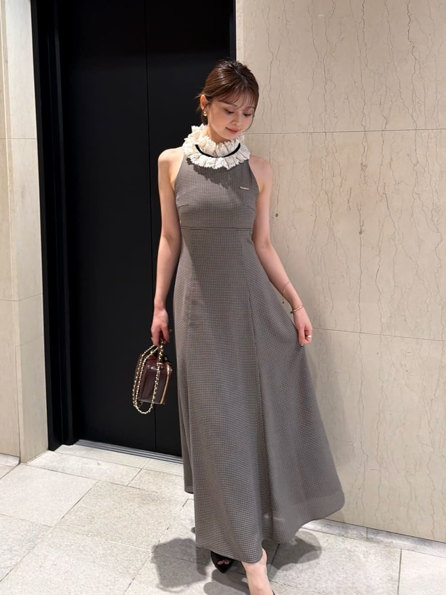 ブラウン系のワンピース、ブラウン系のサンダル、レッド系のショルダーバッグを着用したレディースの夏コーディネートの2枚目の写真