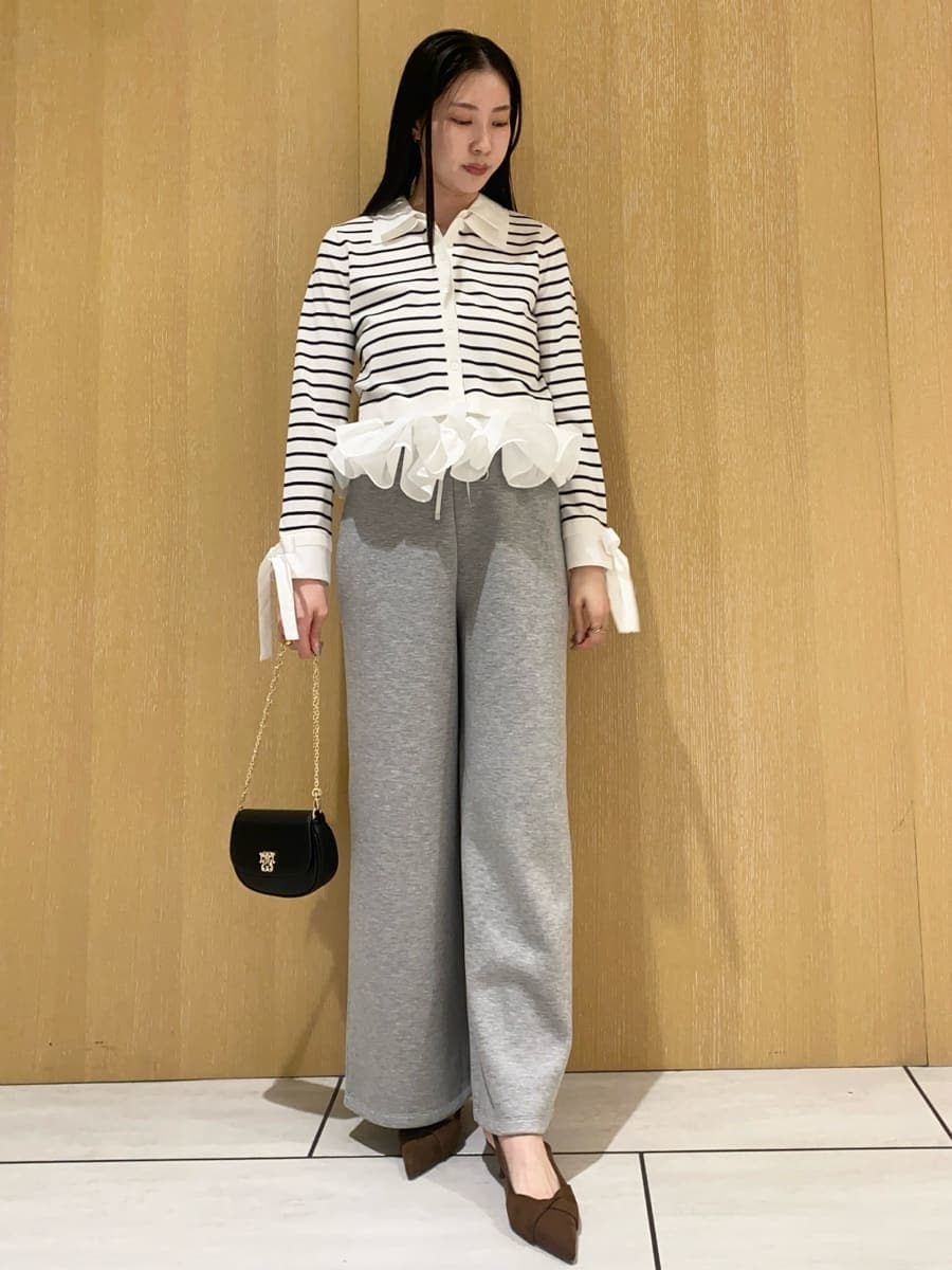 グレー系のスウェットパンツ、その他のニット/セーター、ブラウン系のパンプスを着用したレディースの冬コーディネートの4枚目の写真