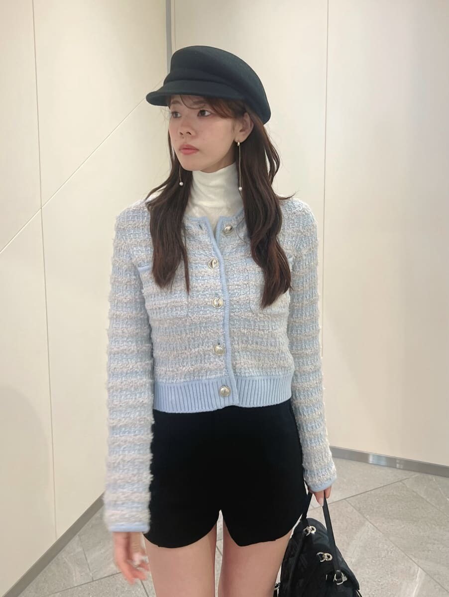 ホワイト系のTシャツ/カットソー、グレー系のブーツ、ブラック系のバックパック/リュックを着用したレディースの夏コーディネートの4枚目の写真