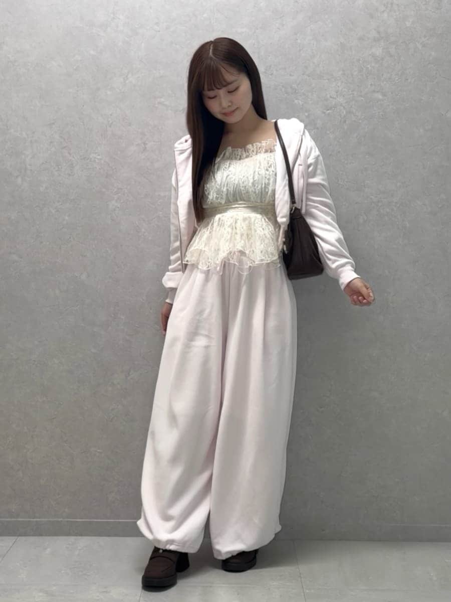 ピンク系のその他パンツ、ホワイト系のシャツ/ブラウス、ピンク系のパーカーを着用したレディースの秋コーディネートの2枚目の写真