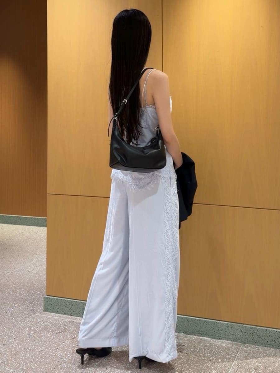 ブルー系のテーラードジャケット、ブルー系のその他パンツ、ブルー系のキャミソールを着用したレディースの秋コーディネートの6枚目の写真
