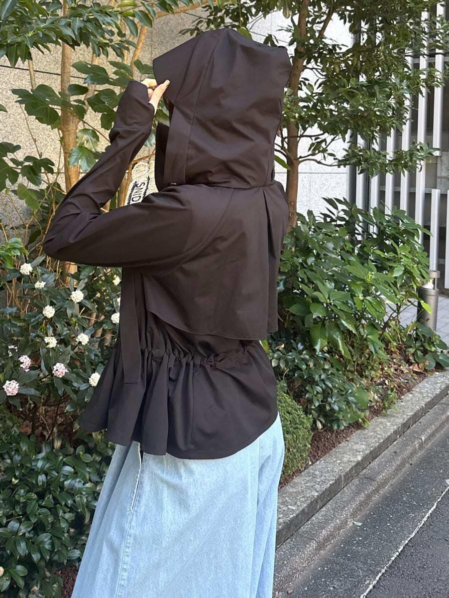 ブルー系のその他パンツ、ホワイト系のショルダーバッグ、シルバー系のスニーカーを着用したレディースの春コーディネートの5枚目の写真