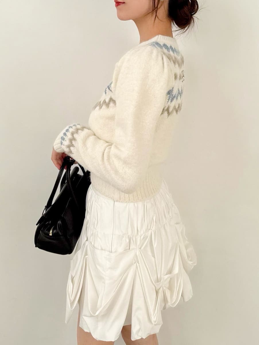 ブラック系のブーツ、ホワイト系のその他パンツ、ホワイト系のニット/セーターを着用したレディースの冬コーディネートの5枚目の写真