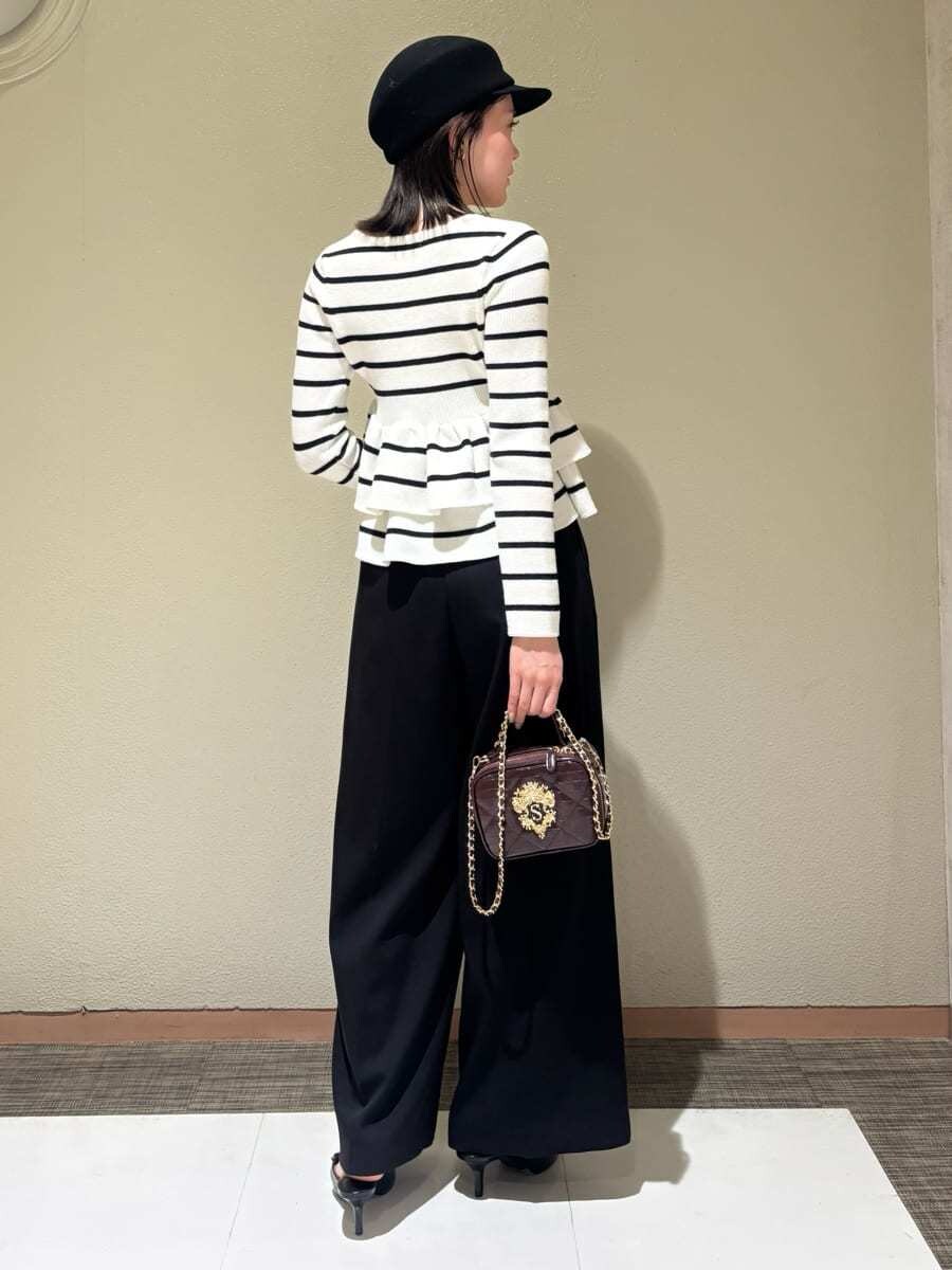 ブラック系のその他パンツ、その他のニット/セーター、ブラック系のサンダルを着用したレディースの秋コーディネートの4枚目の写真