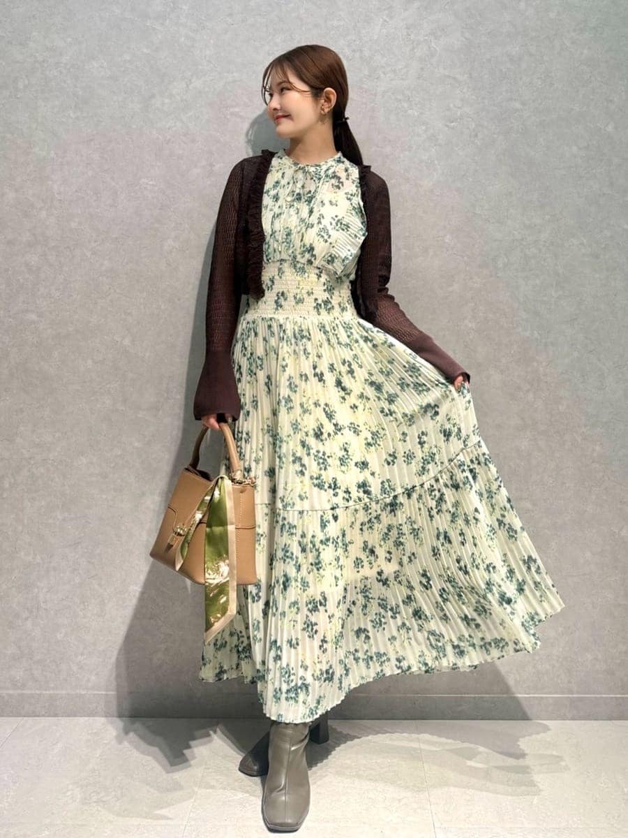 イエロー系のハンドバッグ、グリーン系のワンピース、ブラウン系のカーディガン/ボレロを着用したレディースの冬コーディネートの5枚目の写真