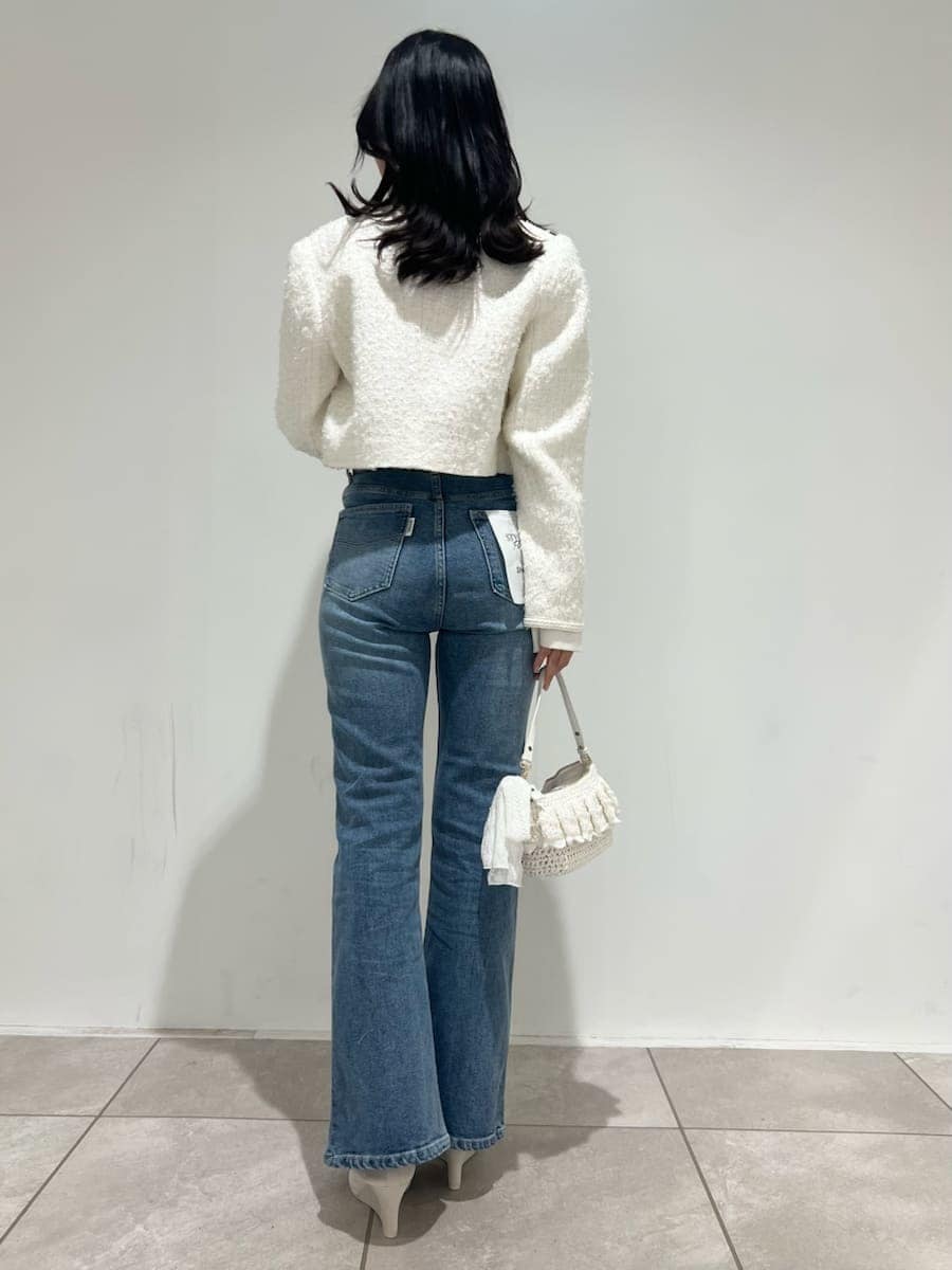 ブルー系のその他パンツ、ホワイト系のノーカラージャケットを着用したレディースの冬コーディネートの3枚目の写真