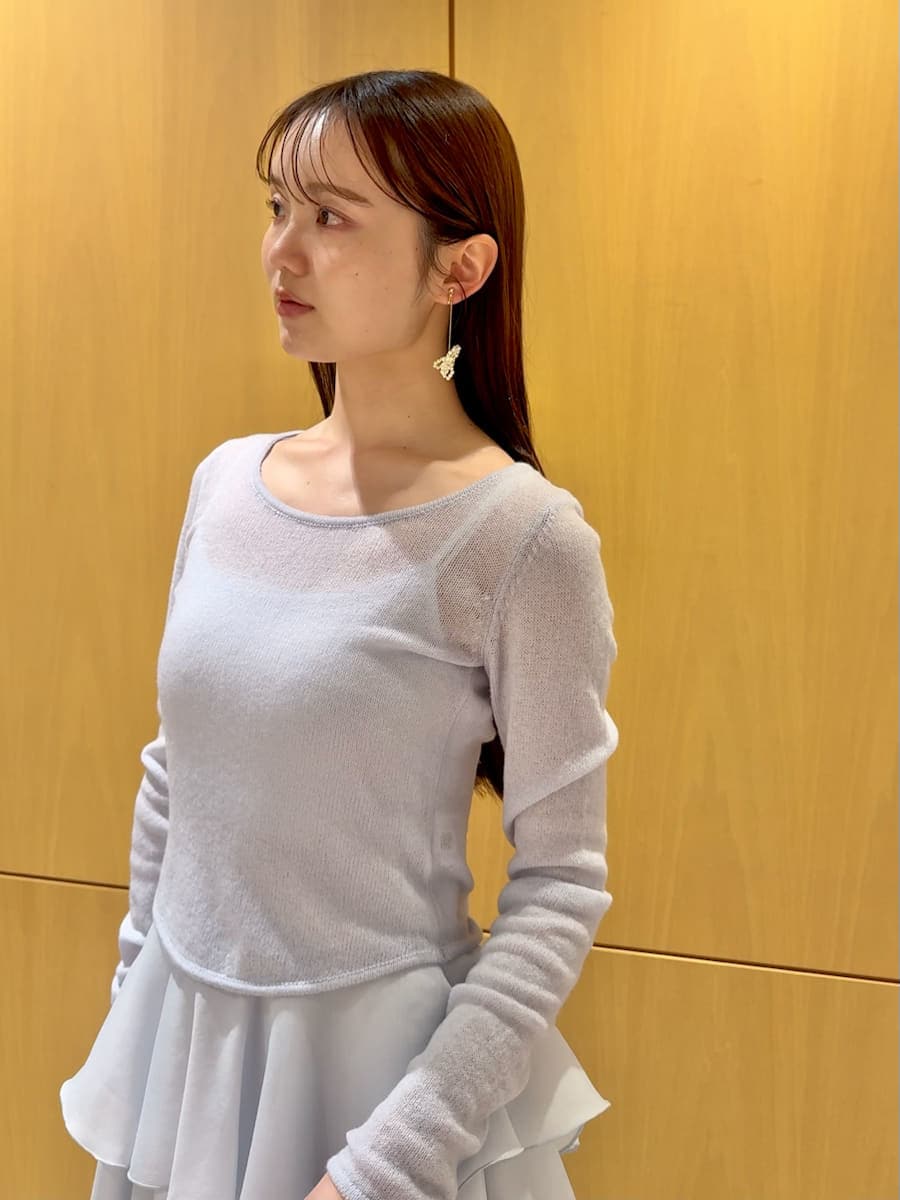 ブルー系のワンピース、ホワイト系のショルダーバッグ、その他のイヤリングを着用したレディースの冬コーディネートの6枚目の写真