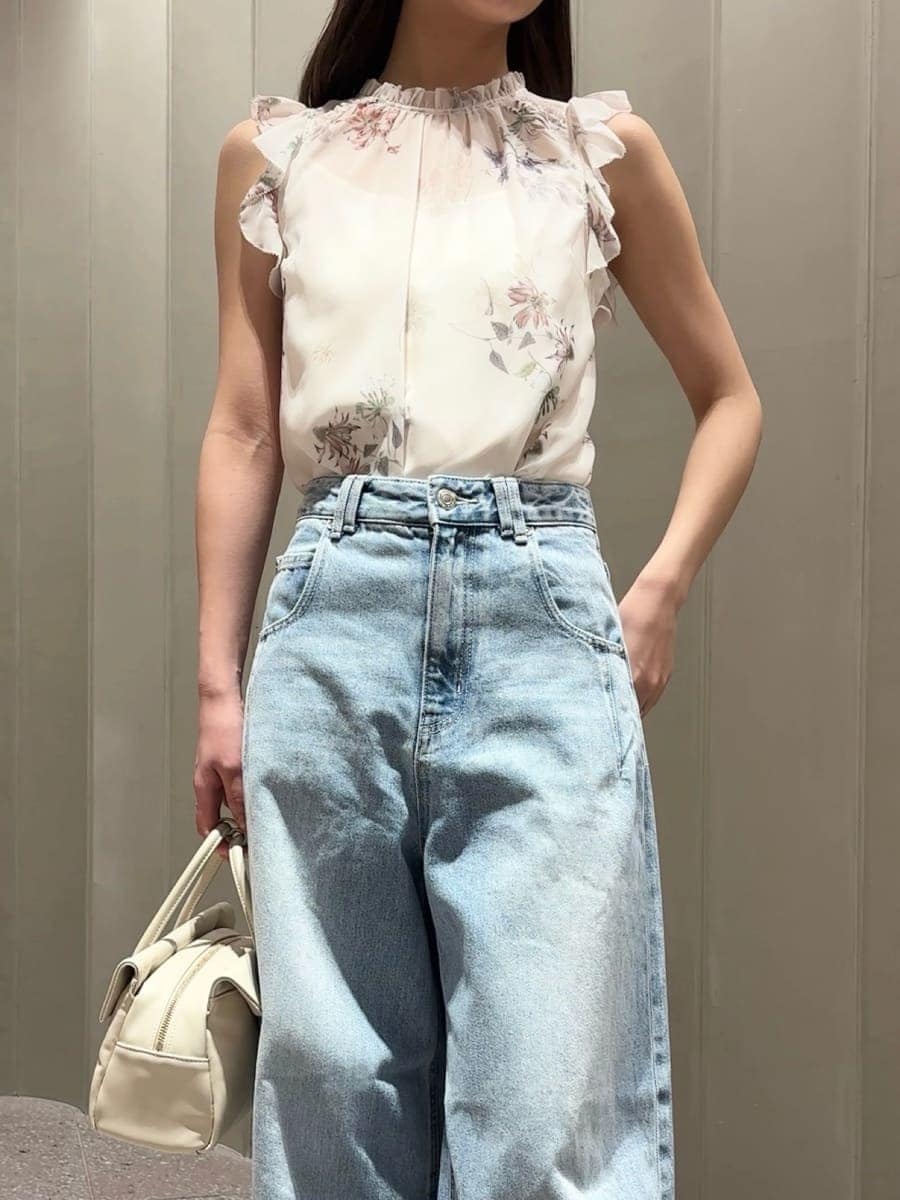 ホワイト系のボストンバッグ、ブルー系のデニムパンツ、ホワイト系のシャツ/ブラウスを着用したレディースの夏コーディネートの4枚目の写真