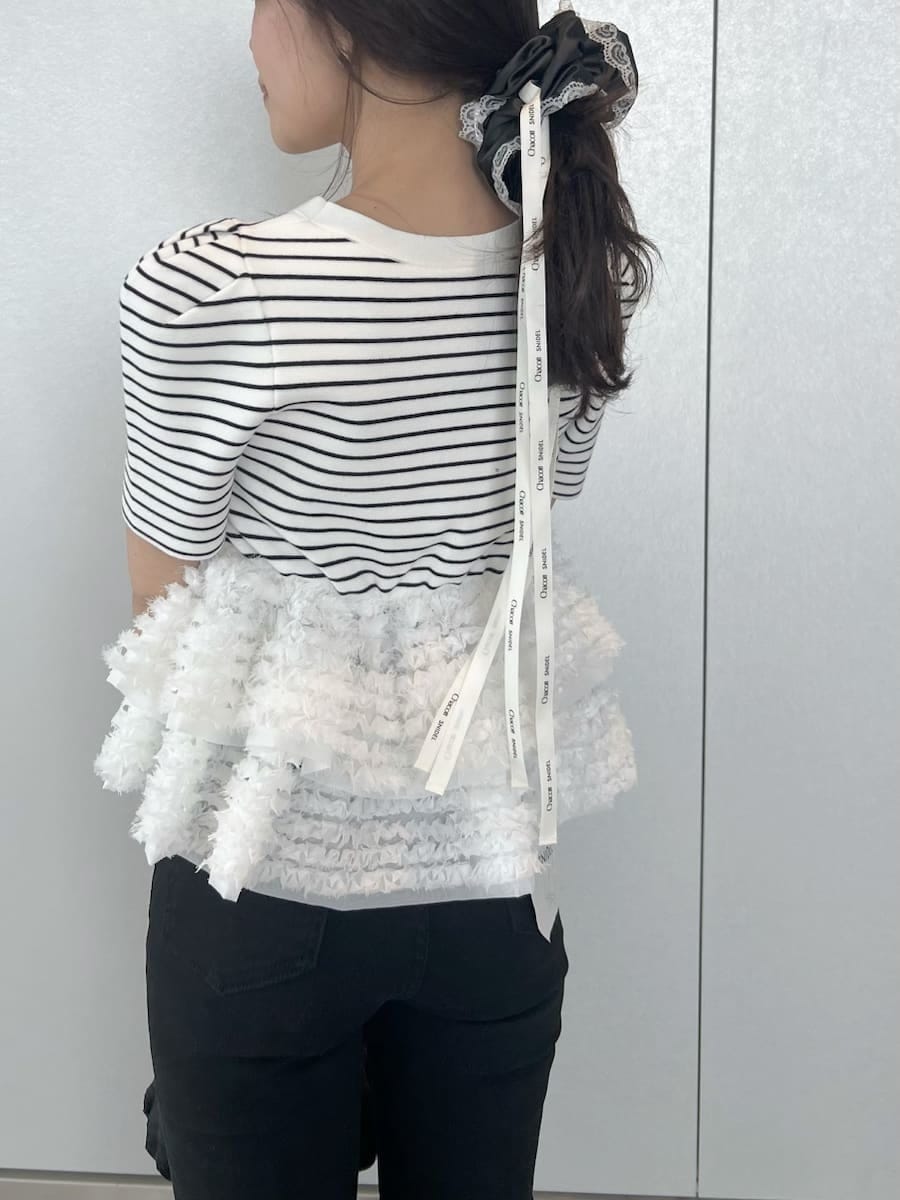 ブラック系のその他パンツ、その他のニット/セーター、ブラック系のパンプスを着用したレディースの春コーディネートの5枚目の写真