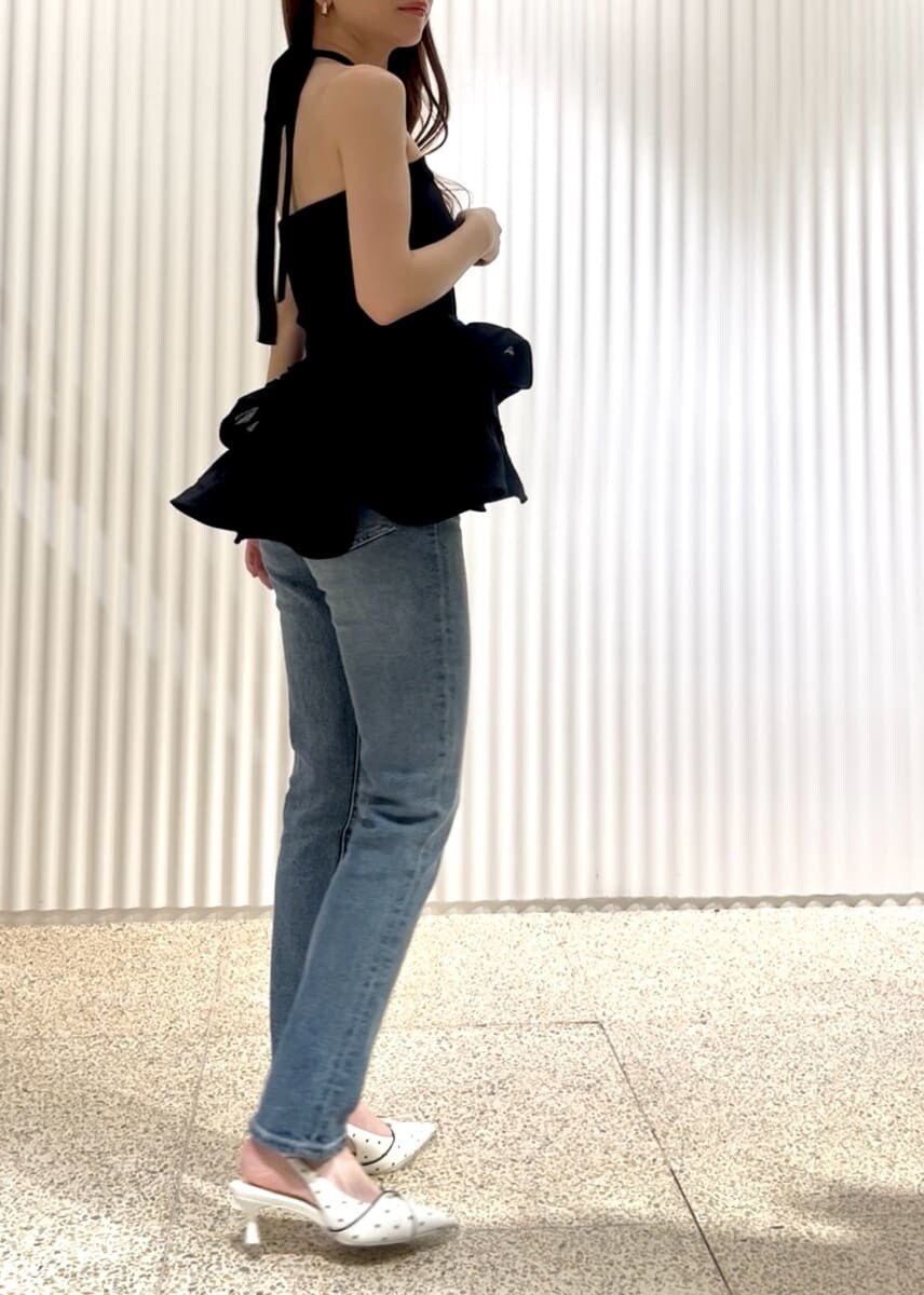 ブルー系のその他パンツ、その他のパンプス、ブラック系のニット/セーターを着用したレディースの春コーディネートの3枚目の写真