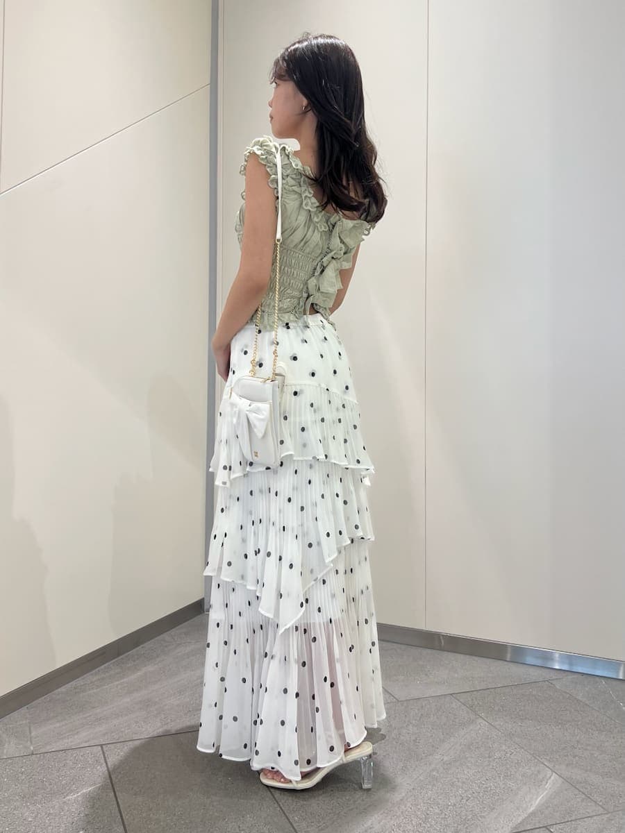 その他のスカート、グリーン系のシャツ/ブラウス、ホワイト系のショルダーバッグを着用したレディースの春コーディネートの2枚目の写真