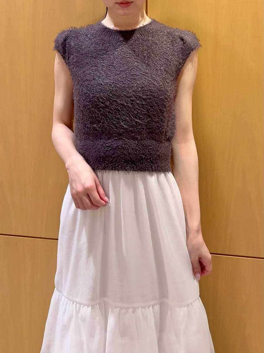 グレー系のワンピース、その他のサンダル、ブラック系のボストンバッグを着用したレディースの春コーディネートの4枚目の写真