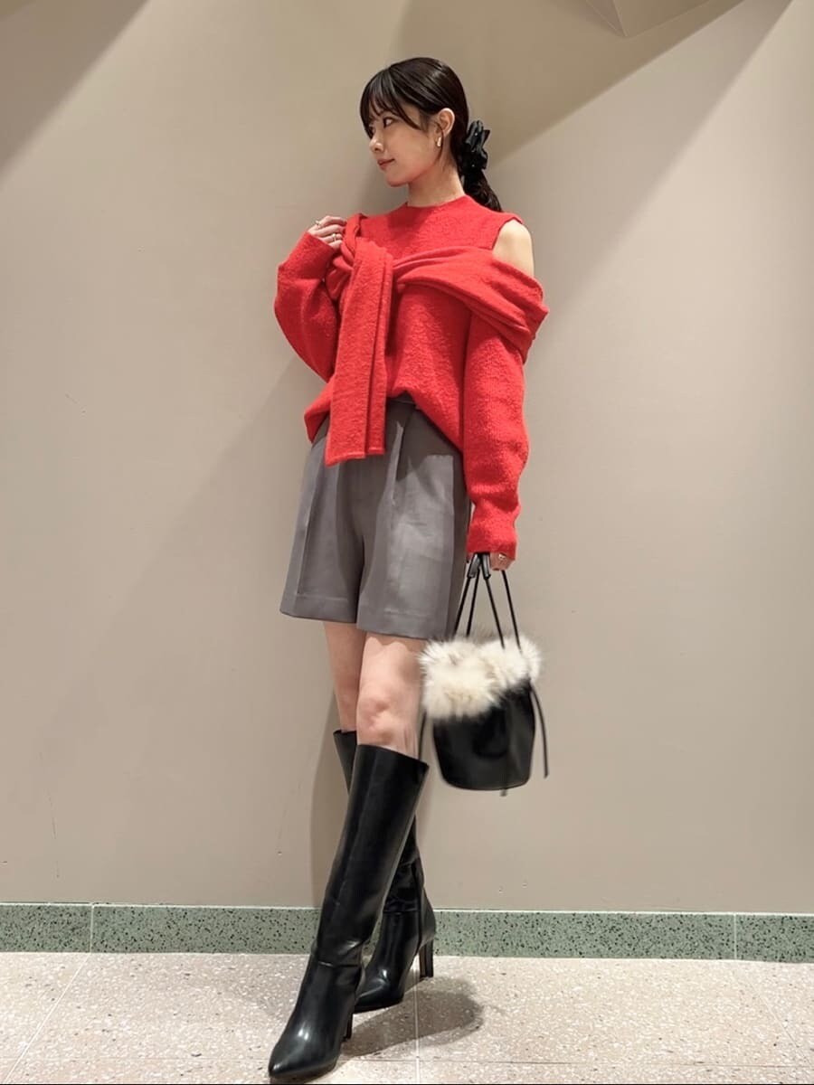 グレー系のその他パンツ、ブラック系のブーツ、レッド系のニット/セーターを着用したレディースの冬コーディネートの7枚目の写真