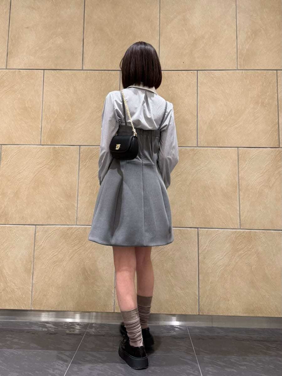 グレー系のワンピース、その他のシャツ/ブラウス、ブラック系のショルダーバッグを着用したレディースの冬コーディネートの2枚目の写真