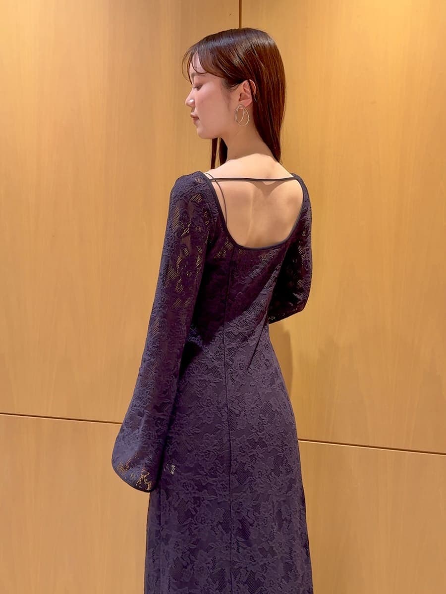 ベージュ系のハンドバッグ、ブルー系のワンピースを着用したレディースの春コーディネートの6枚目の写真