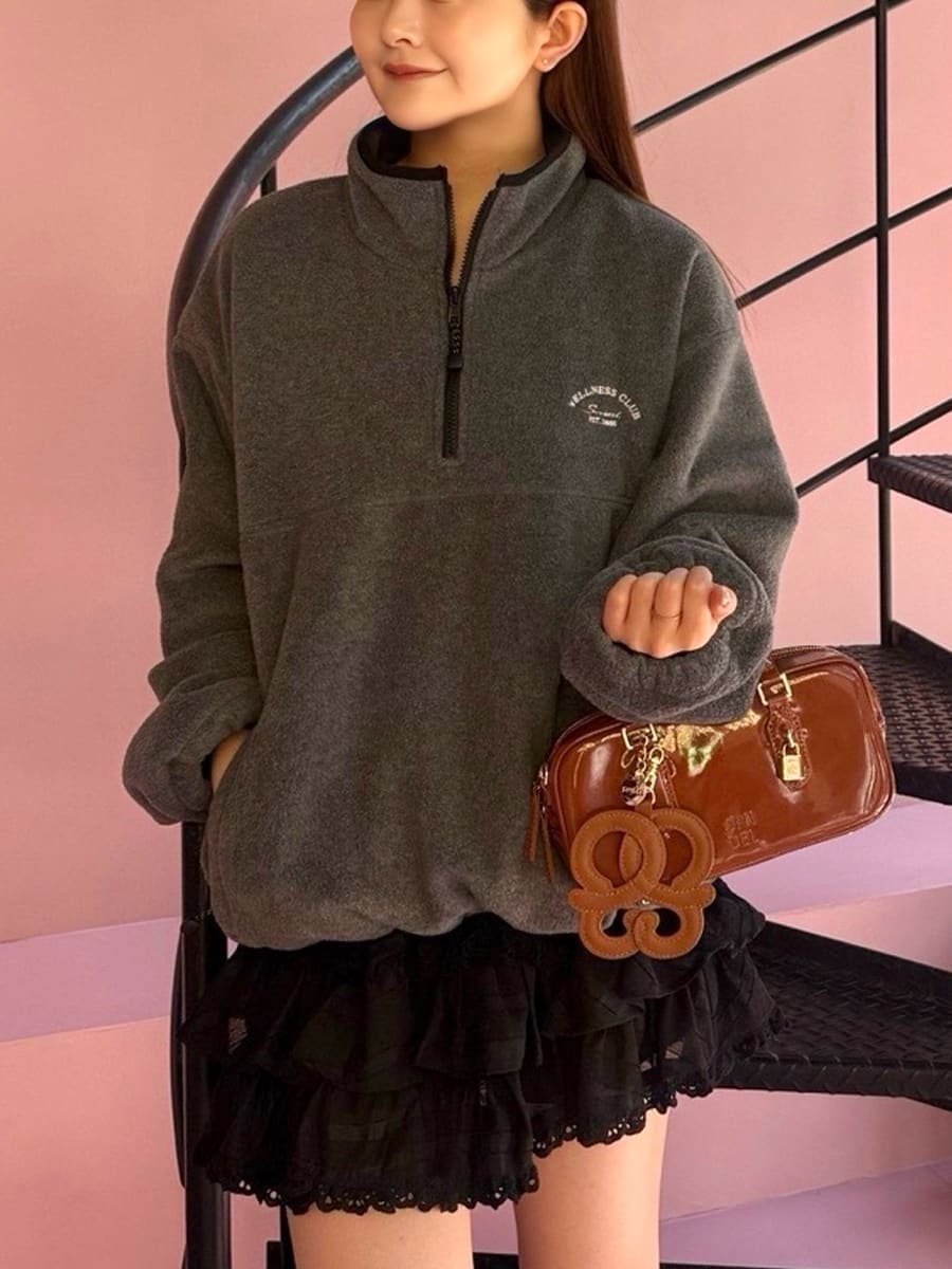 グレー系のTシャツ/カットソー、ブラック系のその他パンツ、ブラック系のブーツを着用したレディースの秋コーディネートの6枚目の写真