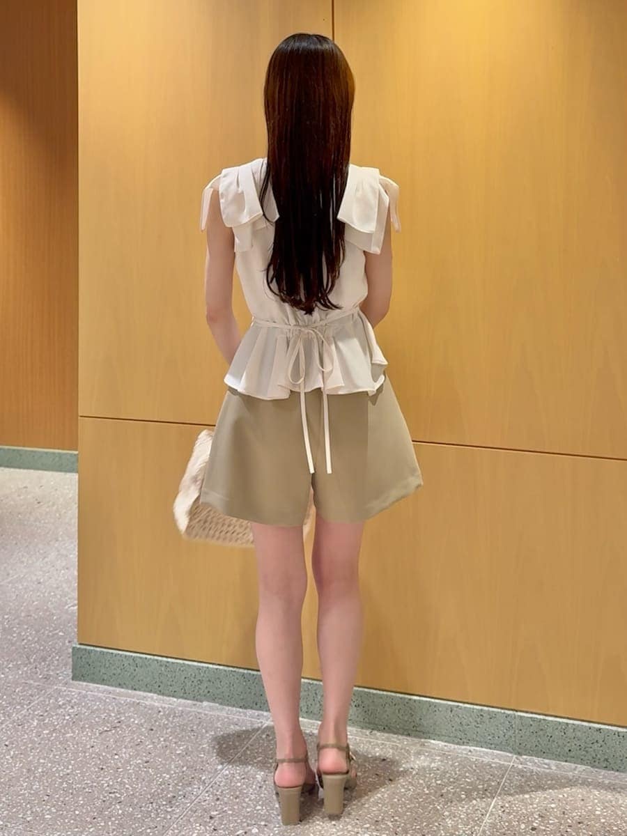 ブラウン系のサンダル、ベージュ系のその他パンツ、ホワイト系のシャツ/ブラウスを着用したレディースの春コーディネートの4枚目の写真
