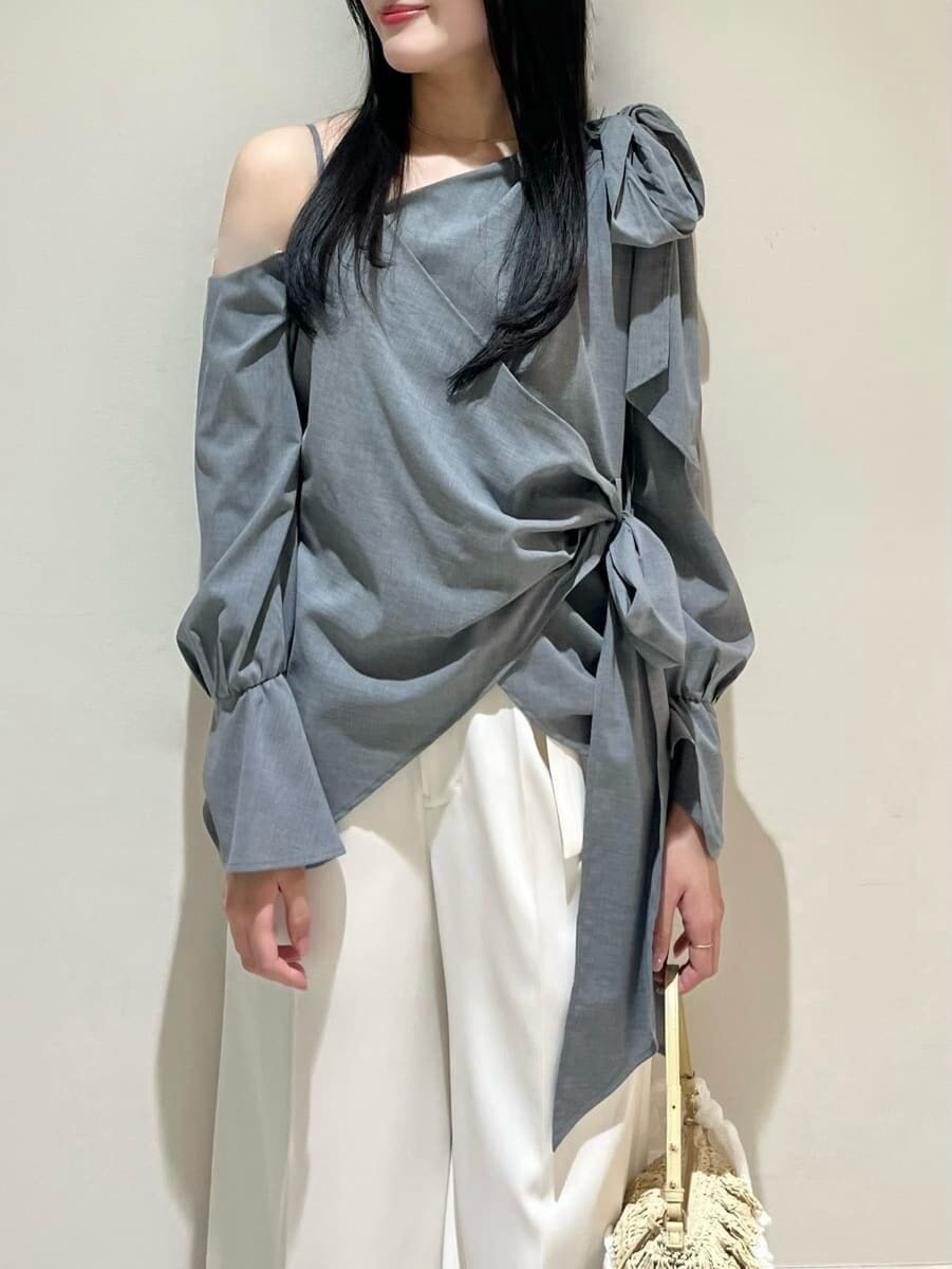 ブラック系のブーツ、ホワイト系のその他パンツを着用したレディースの冬コーディネートの4枚目の写真