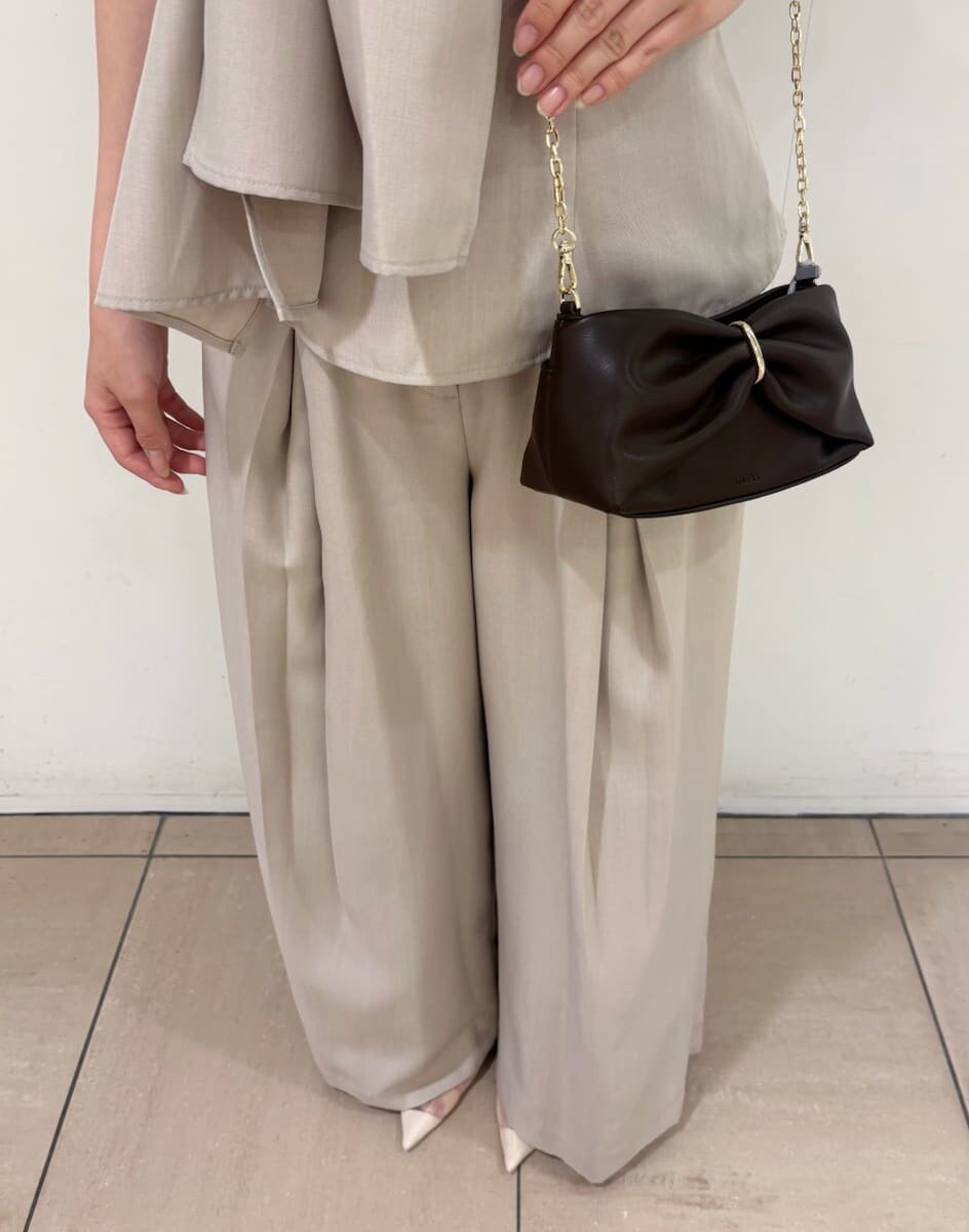 ベージュ系のその他パンツ、ベージュ系のシャツ/ブラウスを着用したレディースの夏コーディネートの6枚目の写真