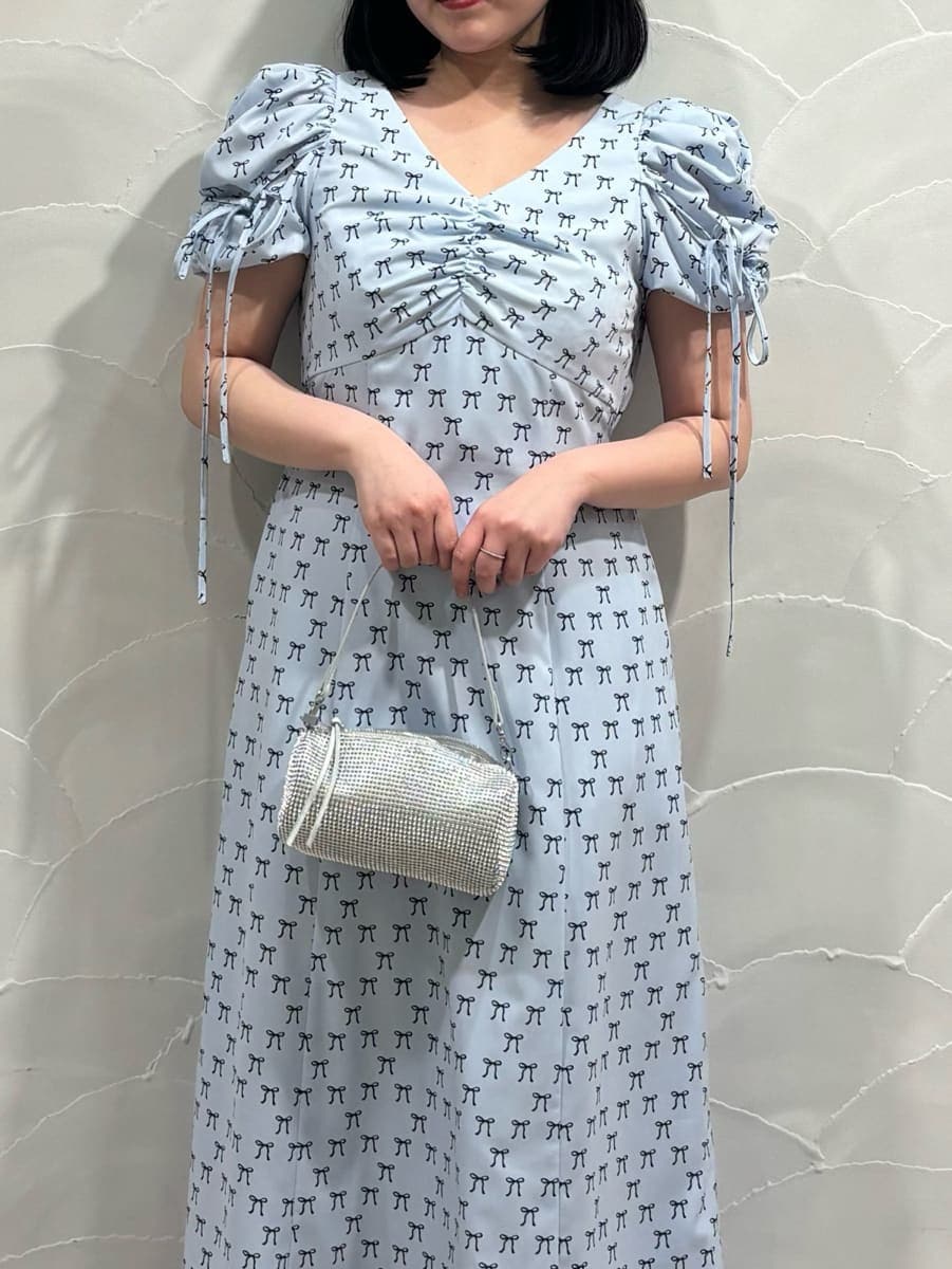 ブルー系のワンピースを着用したレディースの冬コーディネートの4枚目の写真