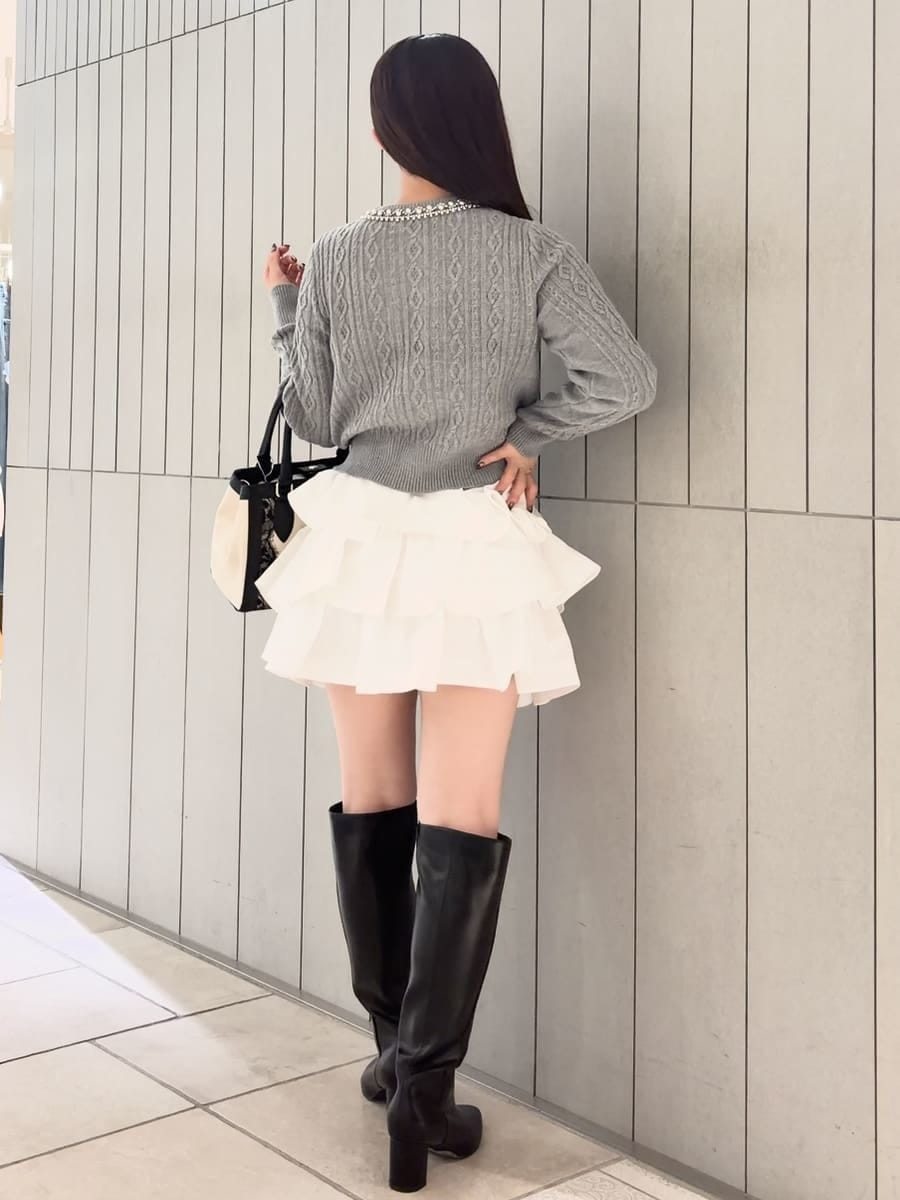 ホワイト系のその他パンツ、グレー系のニット/セーター、ブラック系のブーツを着用したレディースの秋コーディネートの2枚目の写真