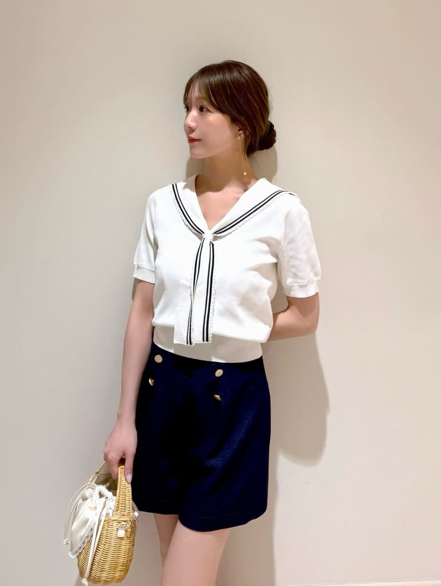 ホワイト系のかごバッグ、ブルー系のその他パンツ、ホワイト系のニット/セーターを着用したレディースの夏コーディネートの3枚目の写真