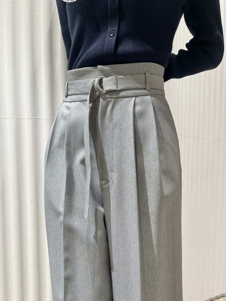 ブラック系のブーツ、ブルー系のニット/セーター、グレー系のその他パンツを着用したレディースの冬コーディネートの5枚目の写真