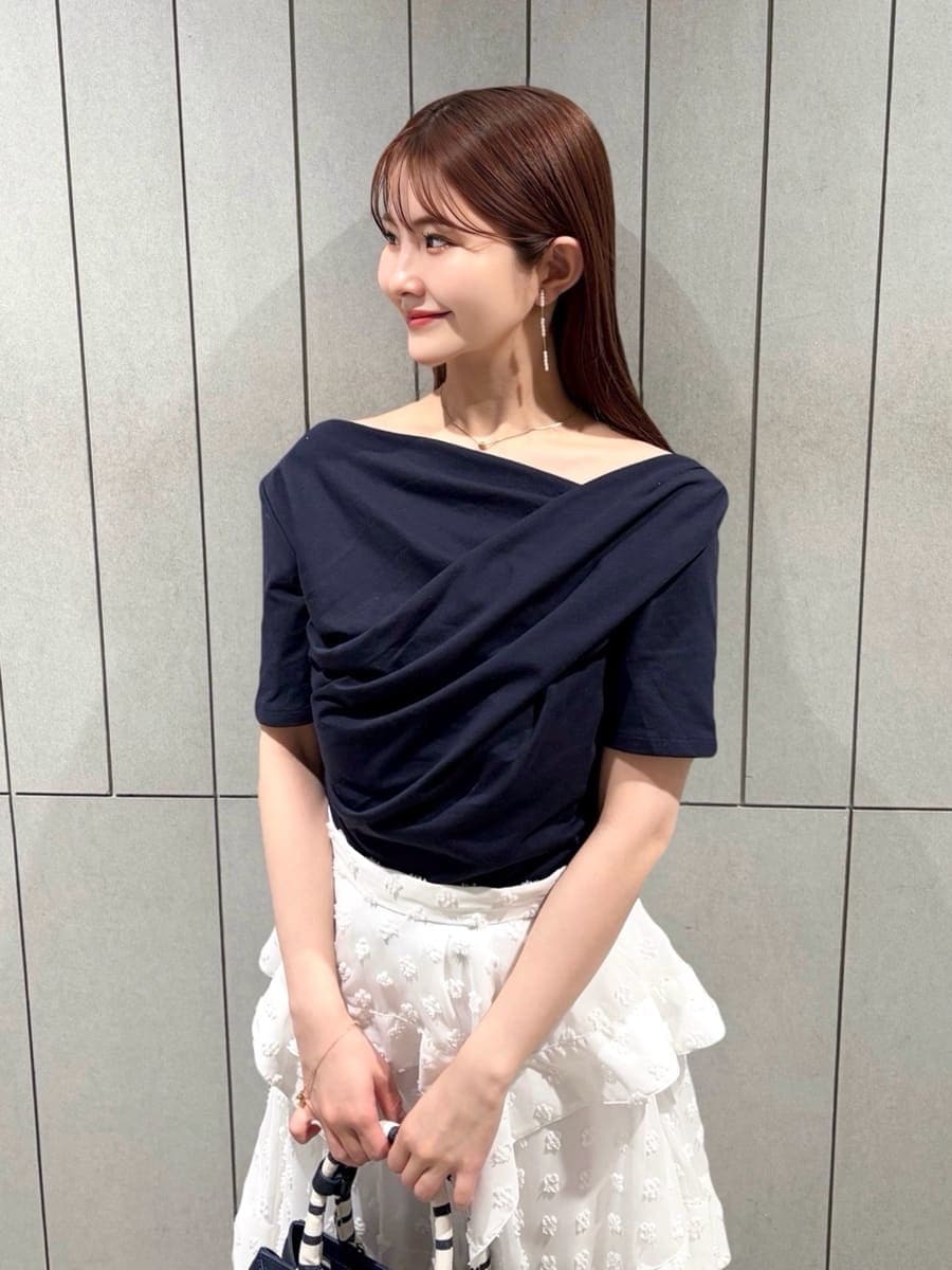 その他のスカート、ブルー系のTシャツ/カットソー、イエロー系のパンプスを着用したレディースの春コーディネートの5枚目の写真