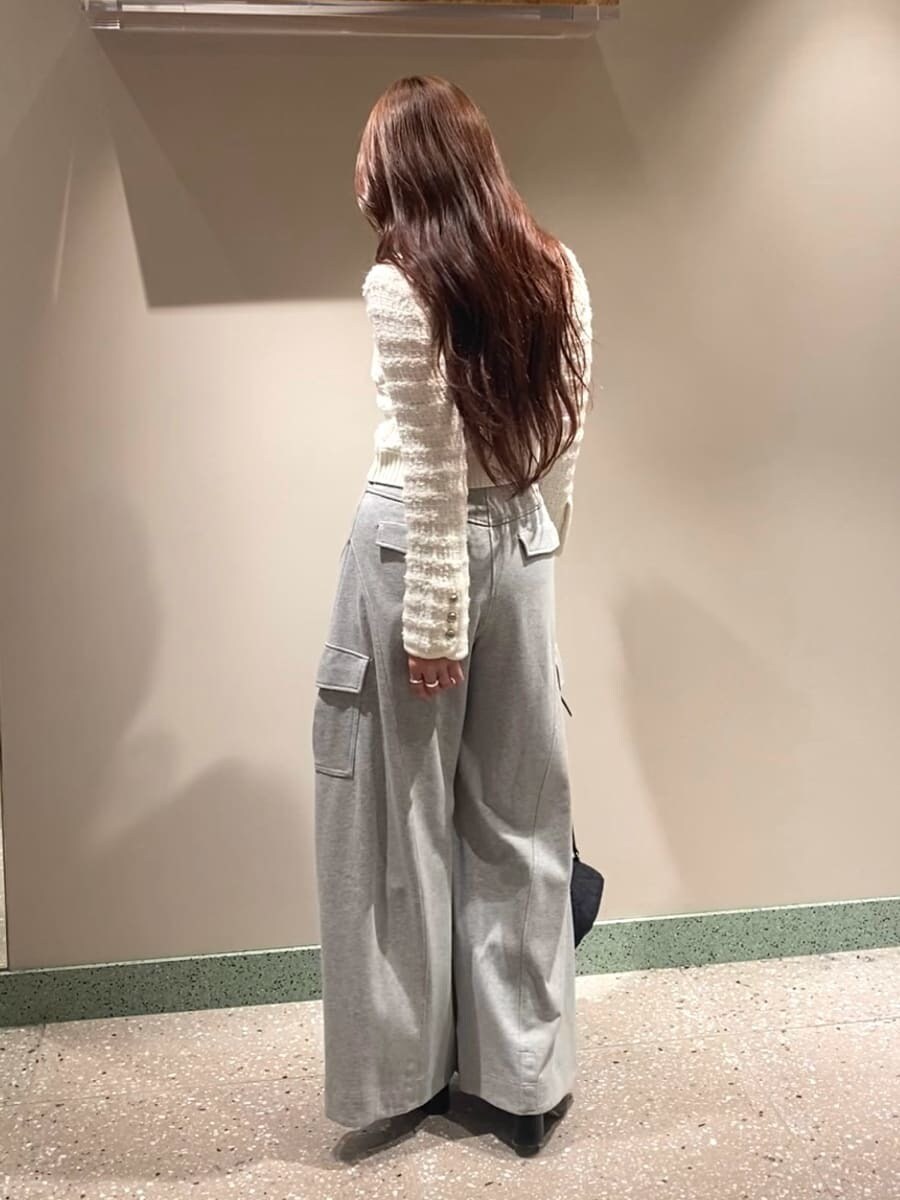 グレー系のその他パンツ、ホワイト系のカーディガン/ボレロ、ブラック系のブーツを着用したレディースの夏コーディネートの3枚目の写真