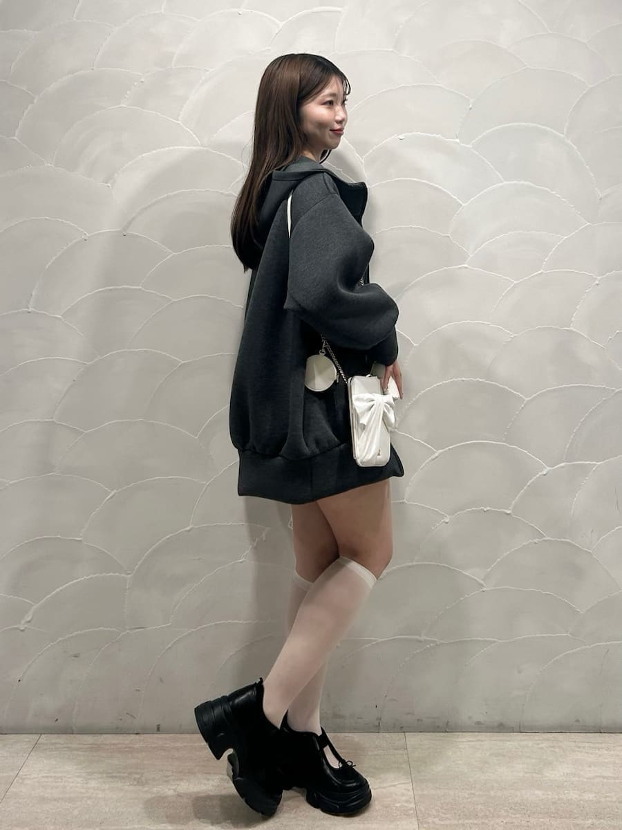 ホワイト系のその他パンツ、ホワイト系のショルダーバッグ、ブラック系のスニーカーを着用したレディースの春コーディネートの3枚目の写真