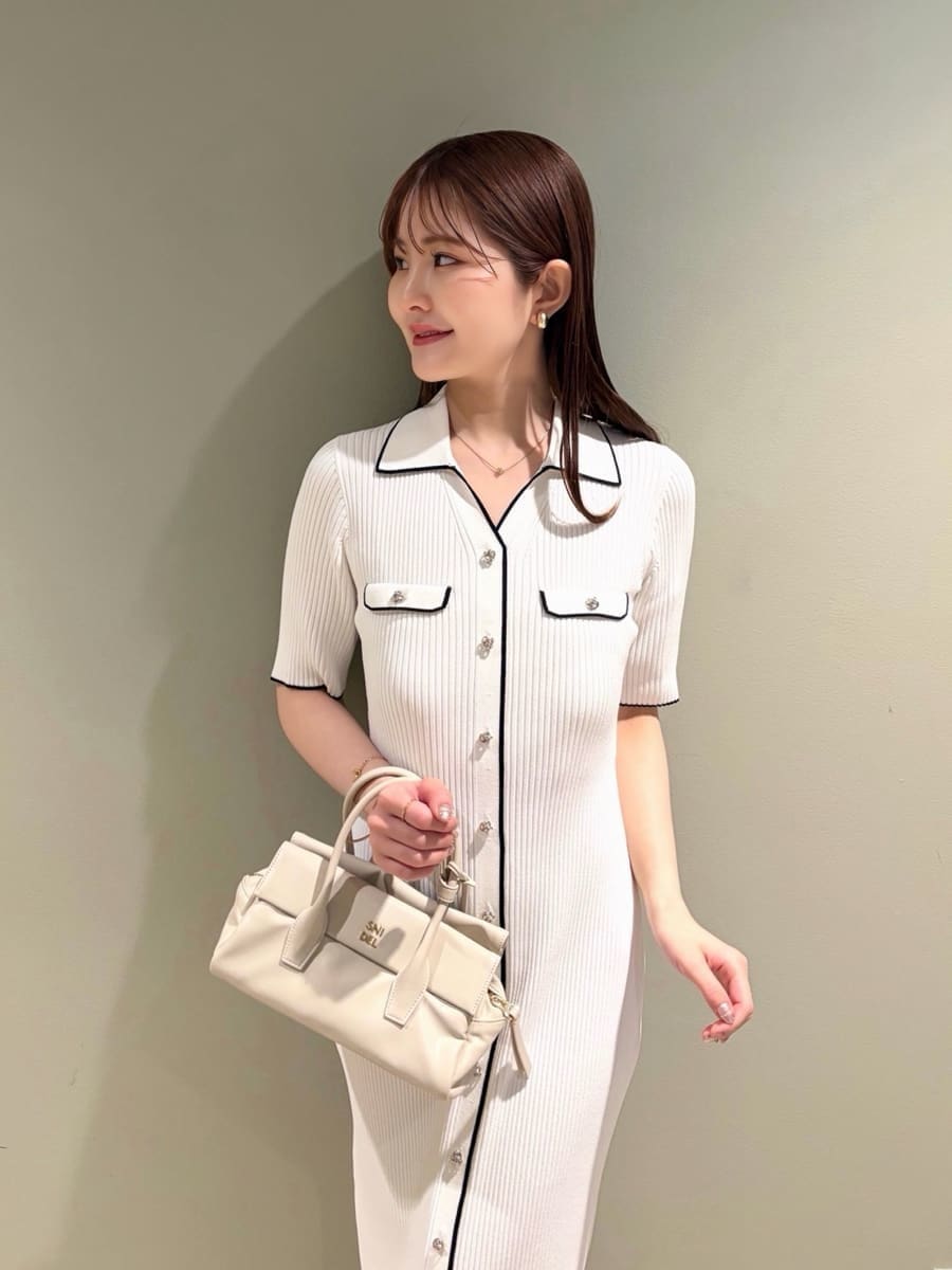 ホワイト系のボストンバッグ、ホワイト系のワンピースを着用したレディースの春コーディネートの5枚目の写真