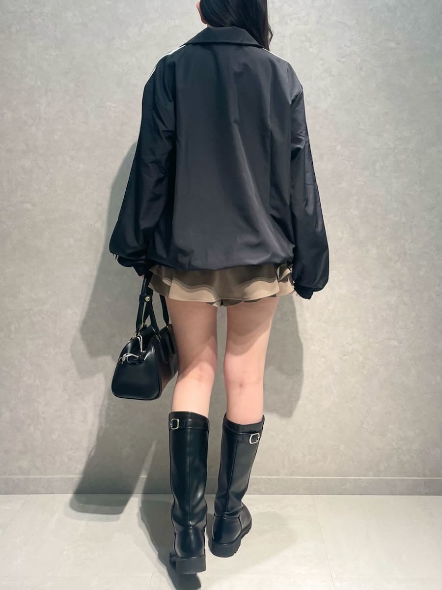 ブラウン系のその他パンツ、ブラック系のブルゾン、ブラック系のボストンバッグを着用したレディースの冬コーディネートの3枚目の写真