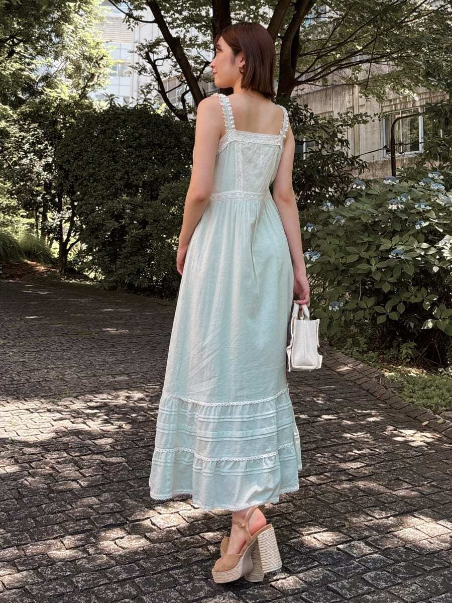 グリーン系のワンピース、ベージュ系のサンダルを着用したレディースの夏コーディネートの4枚目の写真