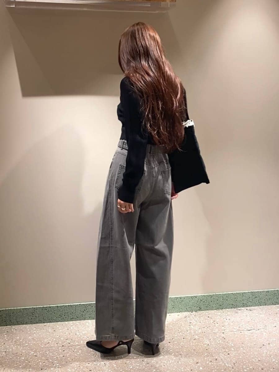 グレー系のデニムパンツ、ブラック系のカーディガン/ボレロ、ブラック系のトートバッグを着用したレディースの夏コーディネートの4枚目の写真