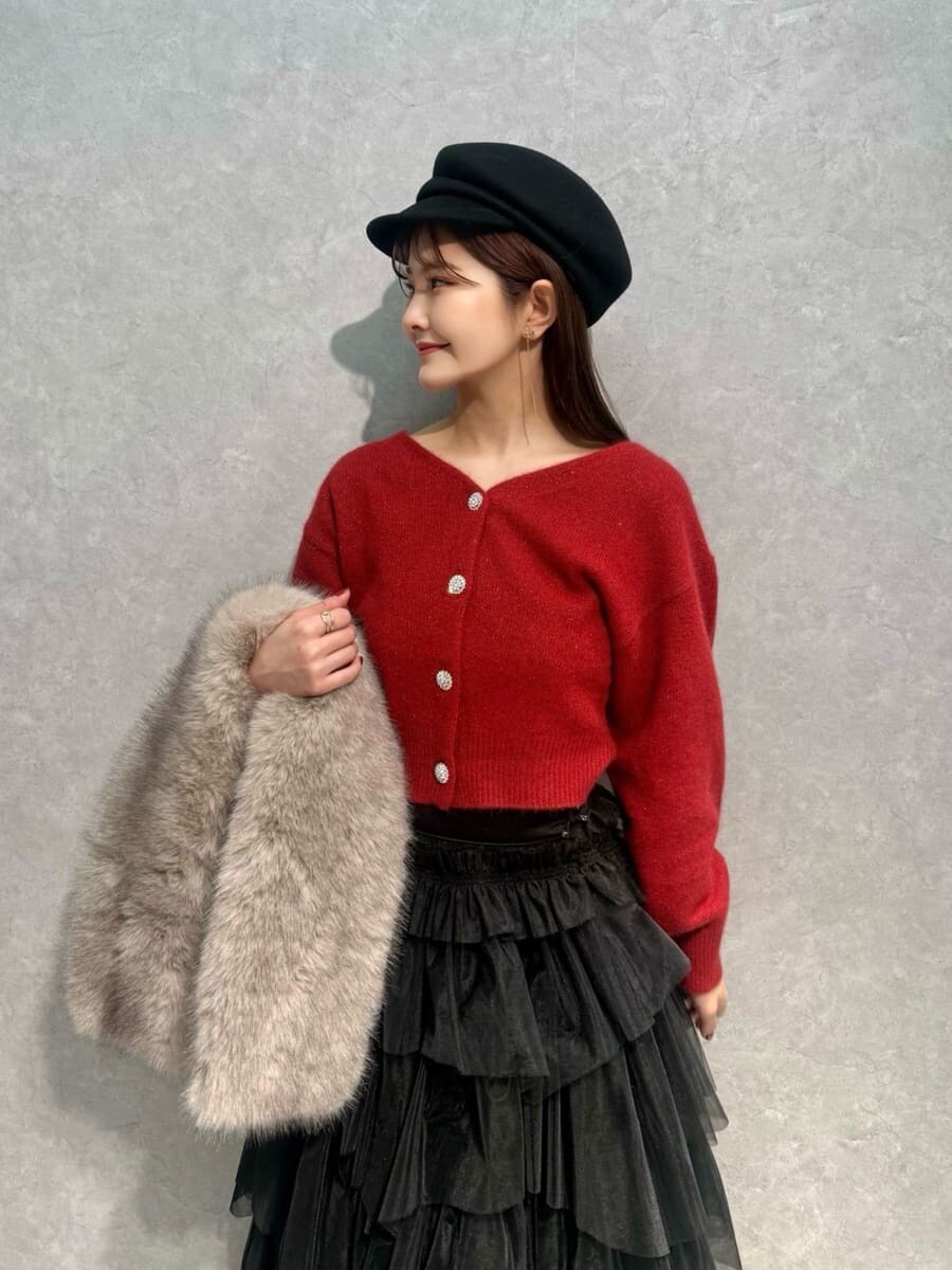 レッド系のブーツ、レッド系のカーディガン/ボレロ、ブラウン系のハンドバッグを着用したレディースの冬コーディネートの6枚目の写真