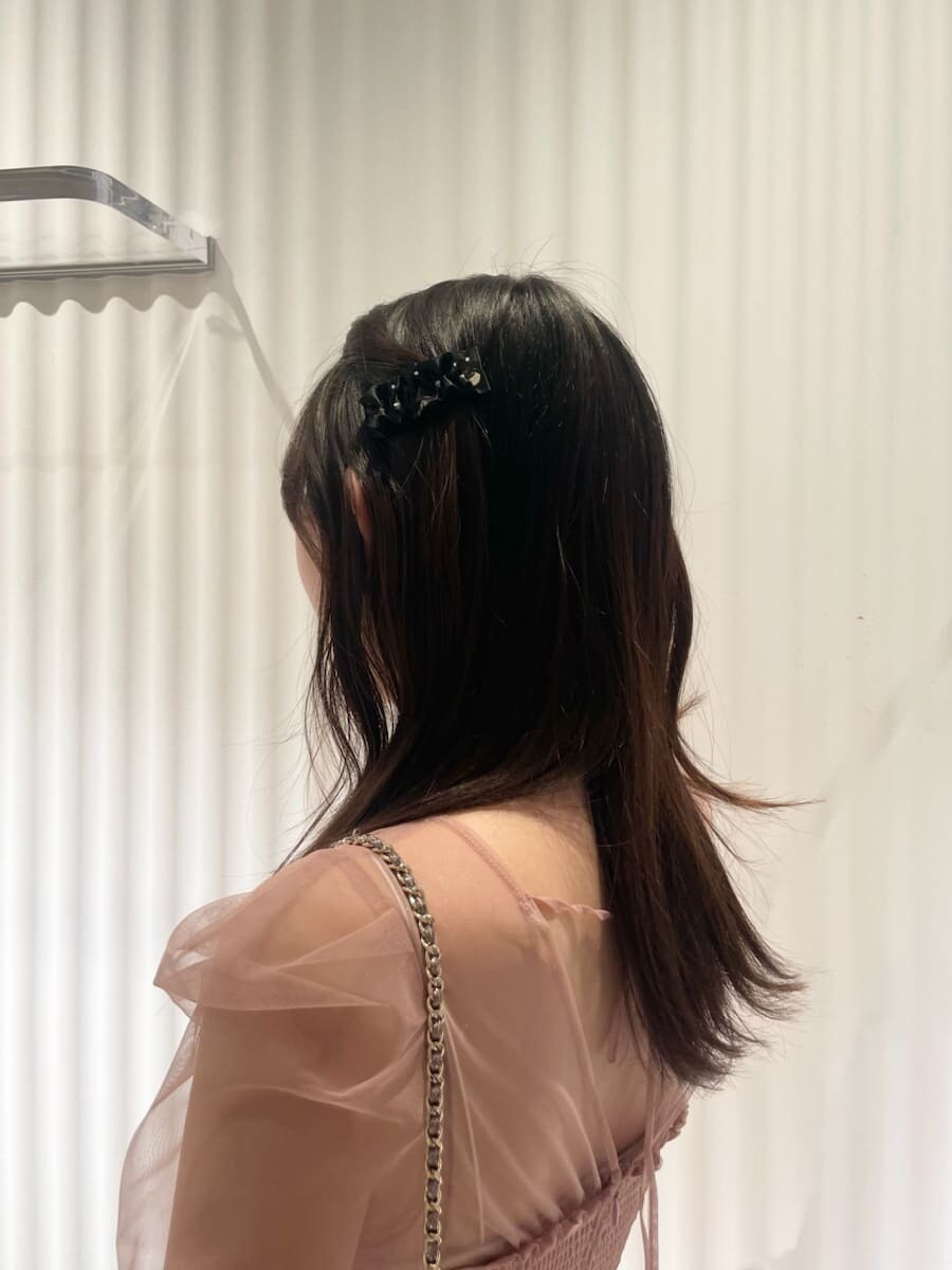 パープル系のショルダーバッグ、ブラック系のヘアピンを着用したレディースの秋コーディネートの8枚目の写真