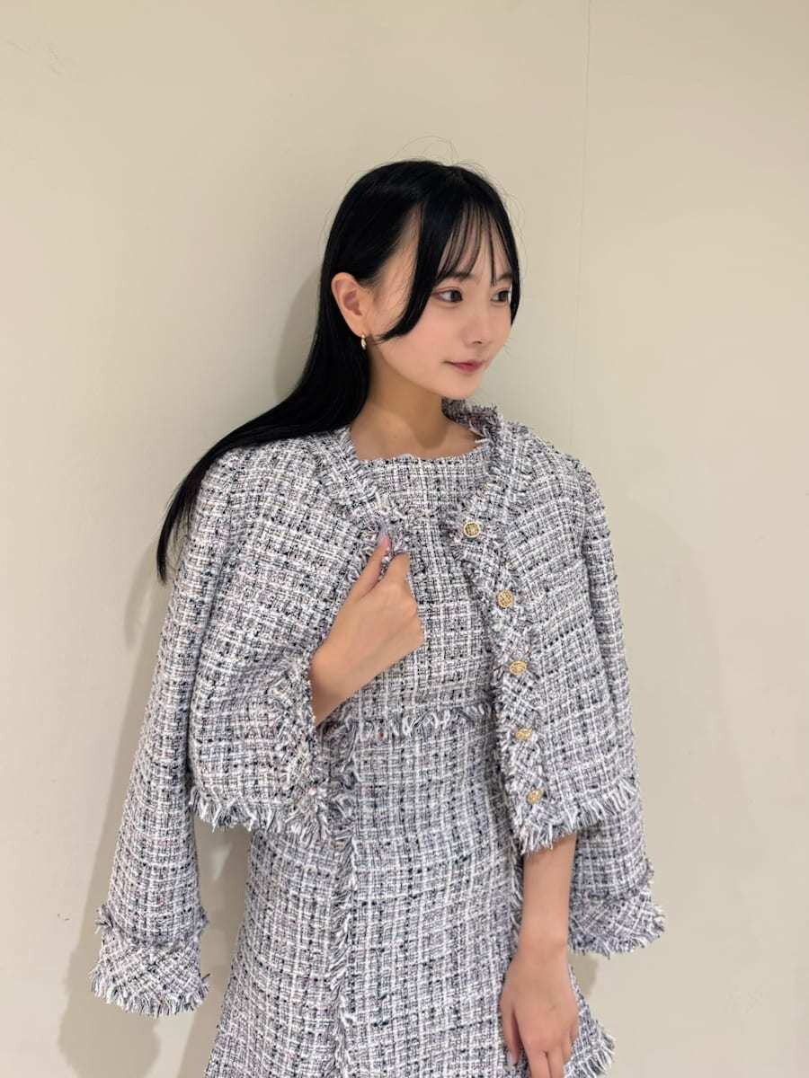 その他のワンピース、その他のノーカラージャケット、ブラウン系のブーツを着用したレディースの秋コーディネートの4枚目の写真