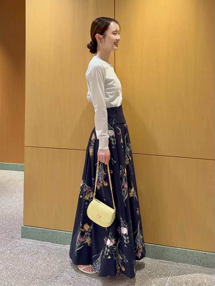 ホワイト系のカーディガン/ボレロ、イエロー系のショルダーバッグを着用したレディースの春コーディネートの3枚目の写真