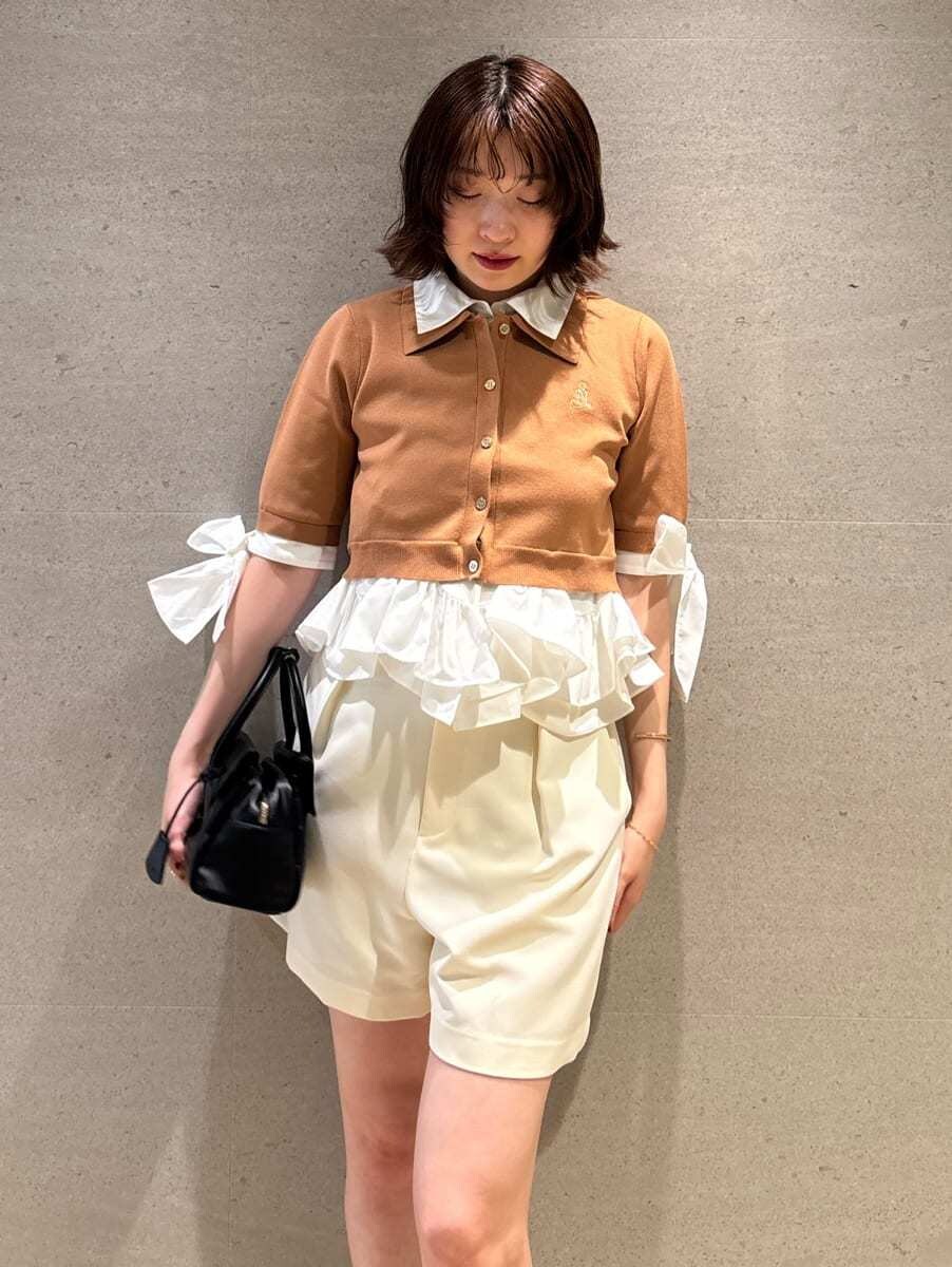 ホワイト系のその他パンツ、イエロー系のニット/セーターを着用したレディースの夏コーディネートの4枚目の写真