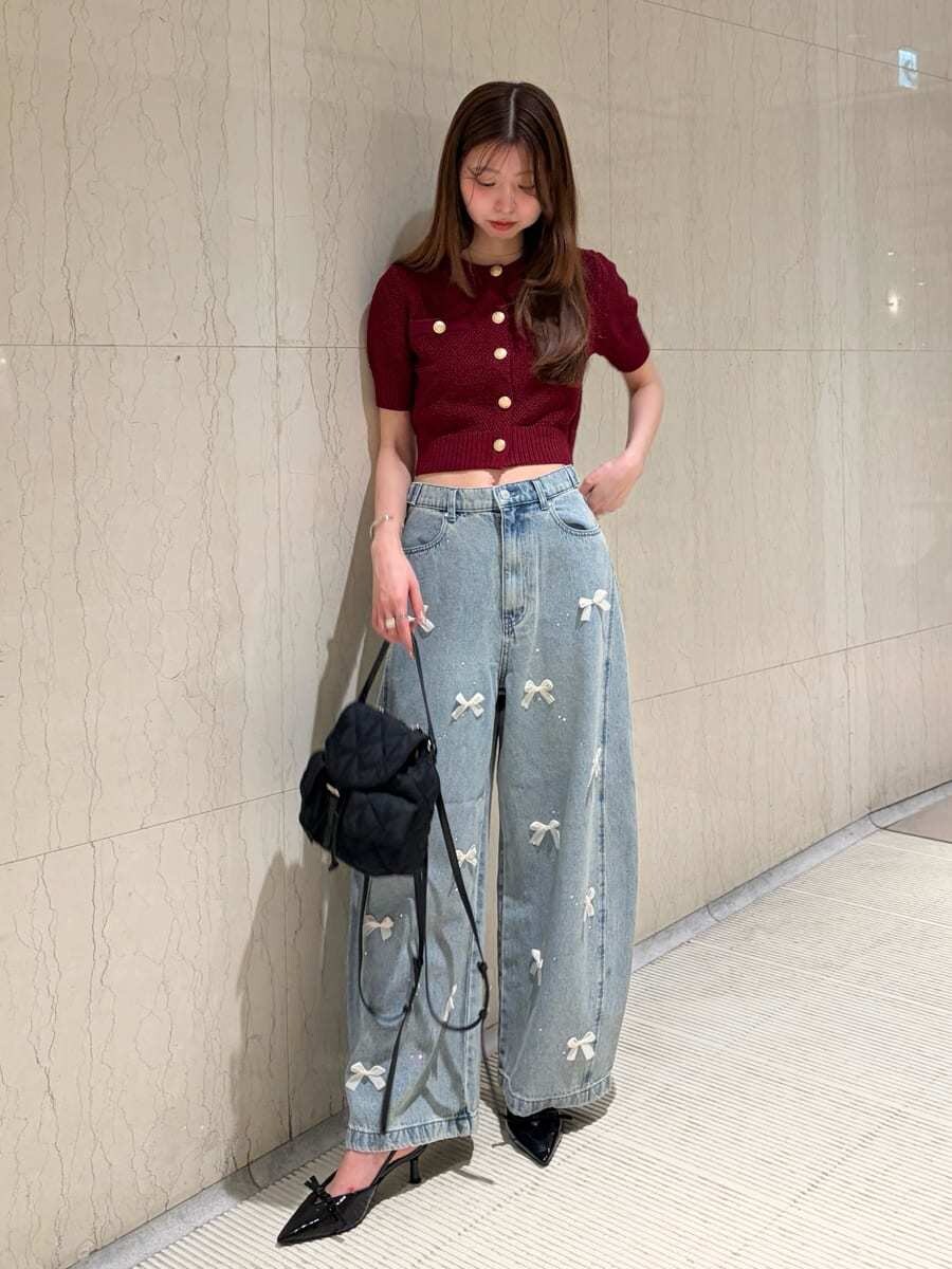 ブルー系のその他パンツ、レッド系のカーディガン/ボレロ、ブラック系のバックパック/リュックを着用したレディースの夏コーディネートの4枚目の写真