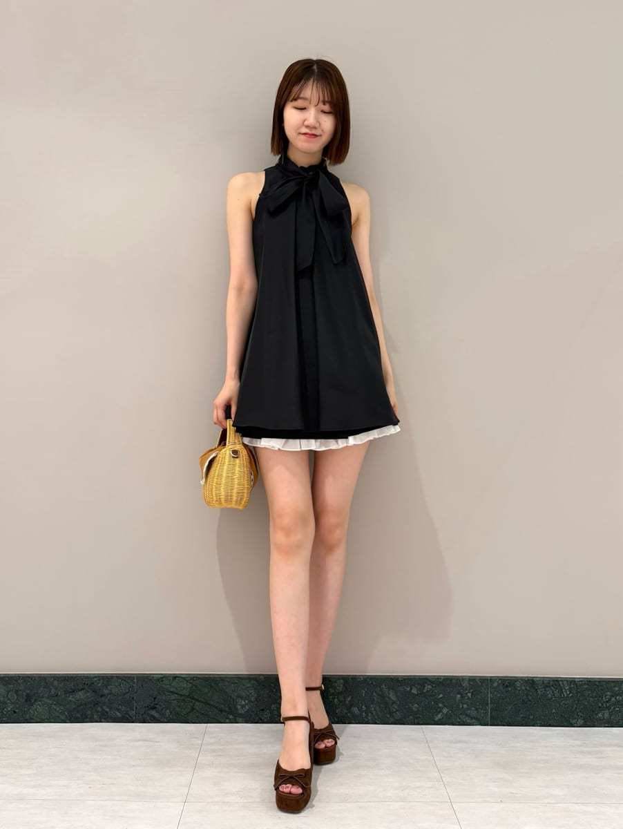 ブラウン系のかごバッグ、ブラック系のその他パンツ、ブラック系のシャツ/ブラウスを着用したレディースの夏コーディネートの2枚目の写真
