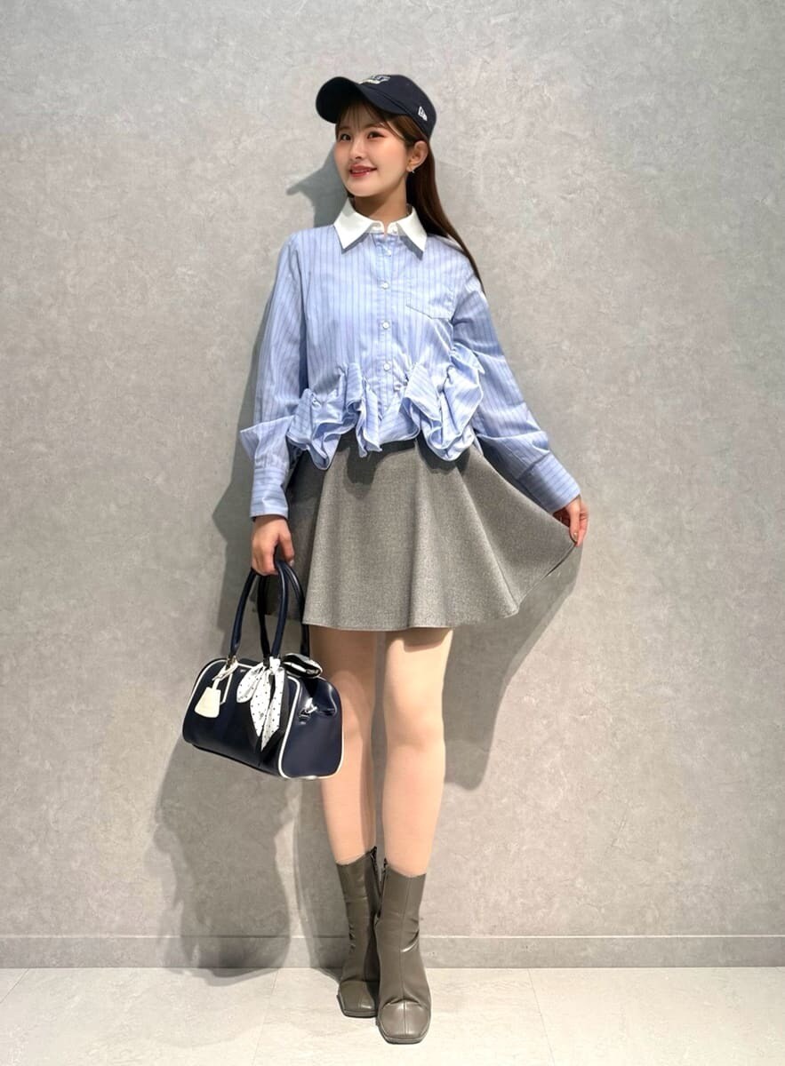 グレー系のその他パンツ、その他のシャツ/ブラウス、ブルー系のボストンバッグを着用したレディースの夏コーディネートの5枚目の写真